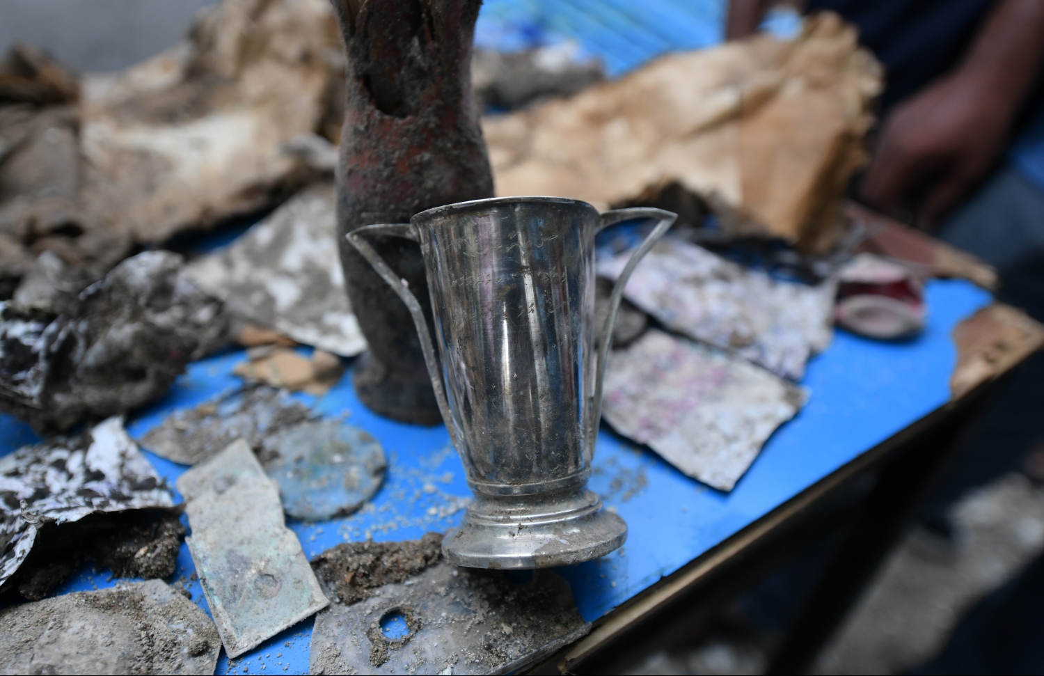 މަޖީދިއްޔާ ސްކޫލުގެ ދަރިވަރުން ވަޅުލި ކެޕްސޫލްގެ ތެރޭގައި ރައްކާކޮށްފައި ހުރި ޓްރޮފީއެއް: އެ ކެޕްސޫލްގެ ތެރޭގައި އޭރުގެ ދަރިވަރުން ހޯދި ކާމިޔާބީތަކާއި އެކި ލިިޔުންތައް ހިމެނޭ.-- ފޮޓޯ: ހުސެއިން ވަހީދު/ މިހާރު