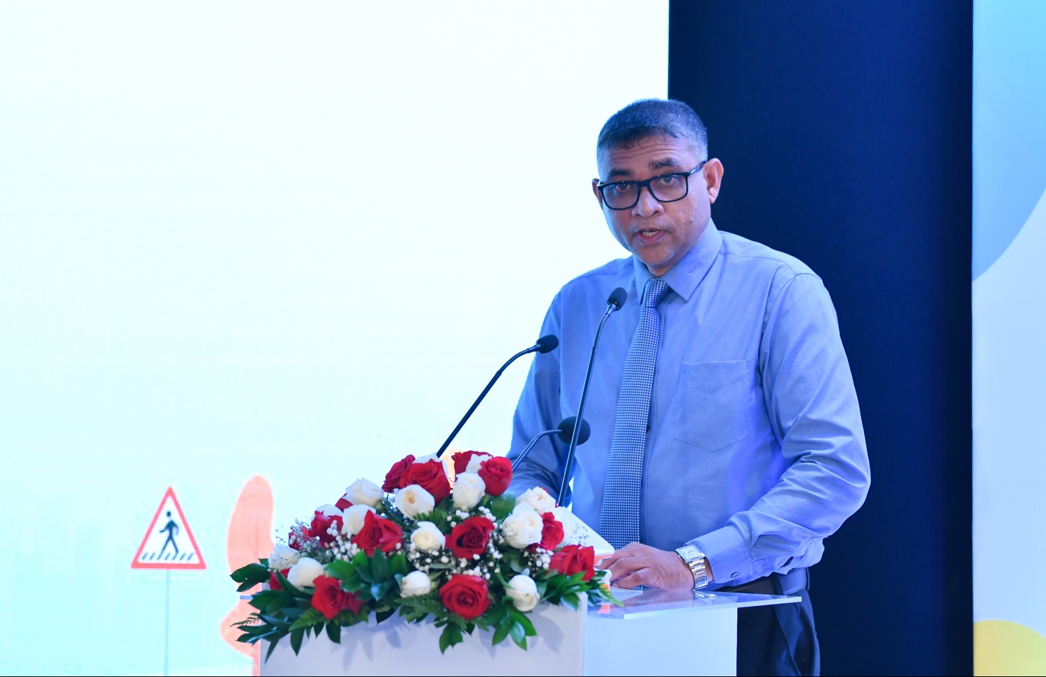 މާލެ: އޭޕްރީލް 18، 2019- މަގުމަތީގެ ރައްކާތެރިކަމާ ގުޅޭ އެކްޝަން ޕްލޭން އިފްތިތާހުކުރުމަށް ހޮޓެލް ޖެންގައި ބޭއްވި ރަސްމިއްޔާތުގައި ޓްރާންސްޕޯޓު މިނިސްޓްރީގެ ސްޓޭޓް މިނިސްޓަރު އާދިލް ވާހަކަ ދައްކަވަނީ.---ފޮޓޯ: ހުސައިން ވަހީދު/މިހާރު