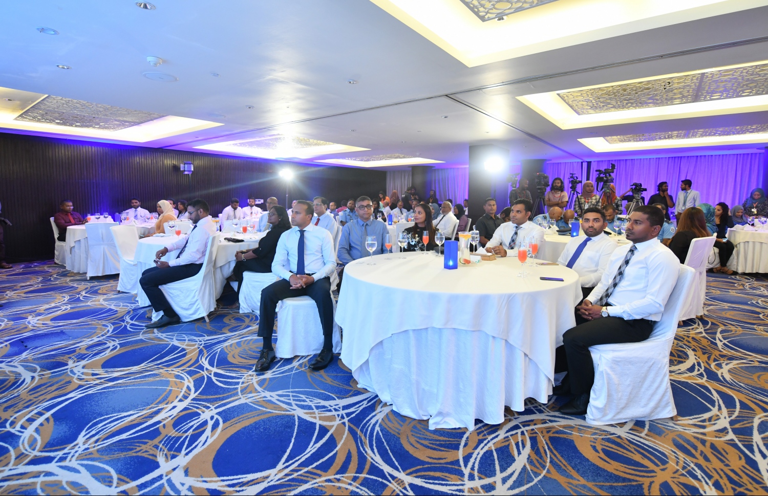 މާލެ: އޭޕްރީލް 18، 2019- މަގުމަތީގެ ރައްކާތެރިކަމާ ގުޅޭ އެކްޝަން ޕްލޭން އިފްތިތާހުކުރުމަށް ހޮޓެލް ޖެންގައި ބޭއްވި ރަސްމިއްޔާތުގެ ތެރެއިން.---ފޮޓޯ: ހުސައިން ވަހީދު/މިހާރު