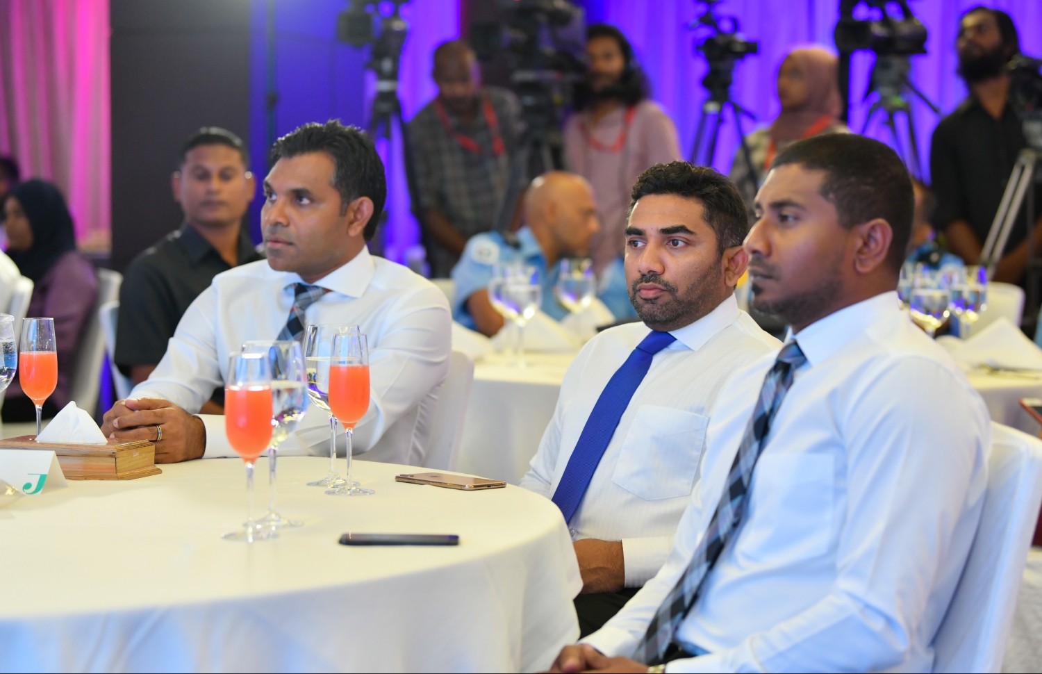 މާލެ: އޭޕްރިލް 18، 2019- މަގުމަތީގެ ރައްކާތެރިކަމާ ގުޅޭ އެކްޝަން ޕްލޭން އިފްތިތާހުކުރުމަށް ހޮޓެލް ޖެންގައި ބޭއްވި ރަސްމިއްޔާތުގައި ނައިބު ރައީސް ފައިސަލް ނަސީމާ އެކު، ޔޫތް އެންޑް ސްޕޯޓްސް މިނިސްޓަރު އަހުމަދު މަހުލޫފް އަދި ހެލްތު މިނިސްޓަރު އަބްދުﷲ އަމީން ބައިވެރިވެވަޑައިގަންނަވަނީ.--- ފޮޓޯ: ހުސައިން ވަހީދު/މިހާރު