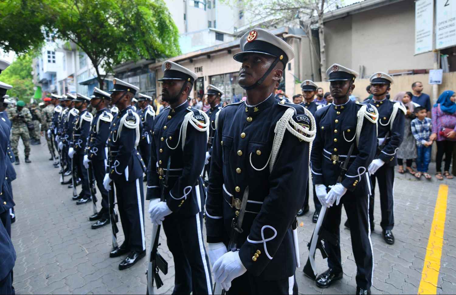 މާލެ: އޭޕްރީލް 19، 2019- ސިފައިންގެ ޚިދުމަތަށް 127 އަހަރު ފުރުމާ ގުޅިގެން ބޭއްވި ސިފައިންގެ ޝަރަފުގެ ހިނގާލުމުގެ ތެރެއިން.---ފޮޓޯ: ހުސައިން ވަހީދު/މިހާރު
