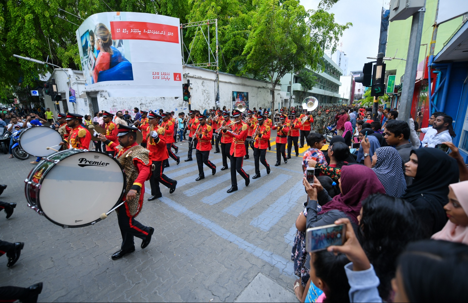 މާލެ: އޭޕްރީލް 19، 2019- ސިފައިންގެ ޚިދުމަތަށް 127 އަހަރު ފުރުމާ ގުޅިގެން ބޭއްވި ސިފައިންގެ ޝަރަފުގެ ހިނގާލުމުގެ ތެރެއިން އެމްއެންޑީއެފްގެ ބޭންޑު.---ފޮޓޯ: ހުސައިން ވަހީދު/މިހާރު