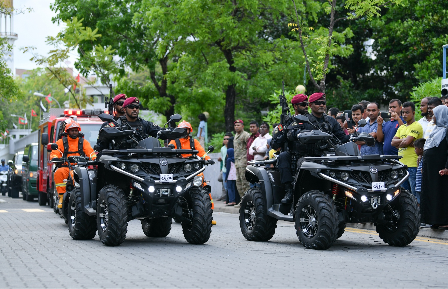 މާލެ: އޭޕްރީލް 19، 2019- ސިފައިންގެ ޚިދުމަތަށް 127 އަހަރު ފުރުމާ ގުޅިގެން ބޭއްވި ސިފައިންގެ ޝަރަފުގެ ހިނގާލުމުގެ ތެރެއިން.---ފޮޓޯ: ހުސައިން ވަހީދު/މިހާރު