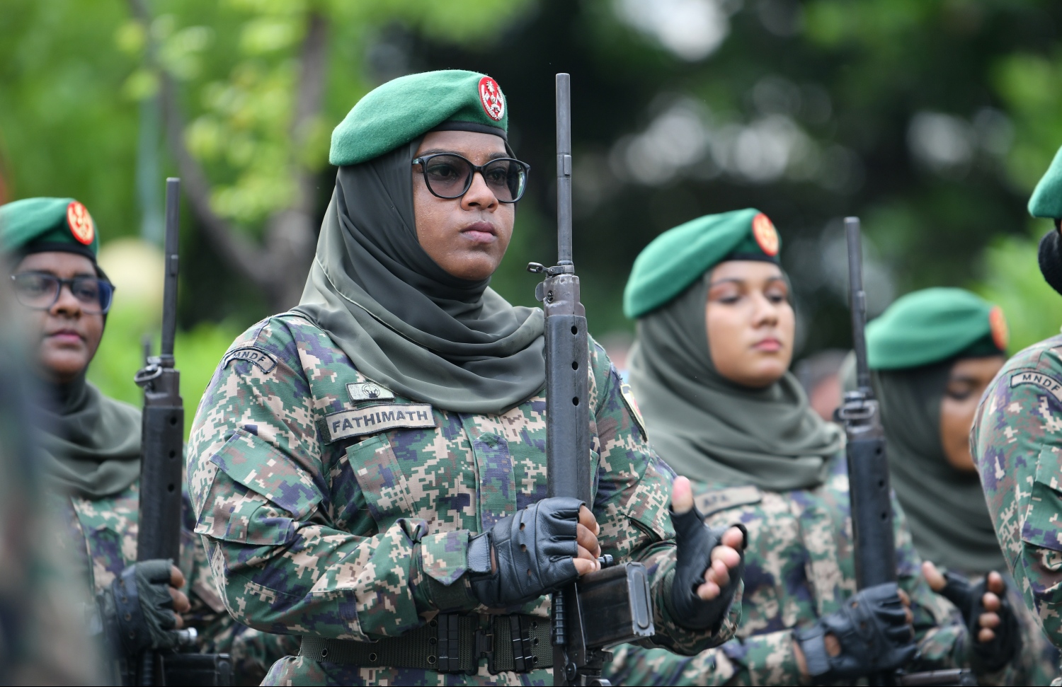 މާލެ: އޭޕްރީލް 19، 2019- ސިފައިންގެ ޚިދުމަތަށް 127 އަހަރު ފުރުމާ ގުޅިގެން ބޭއްވި ސިފައިންގެ ޝަރަފުގެ ހިނގާލުމުގެ ތެރެއިން.---ފޮޓޯ: ހުސައިން ވަހީދު/މިހާރު