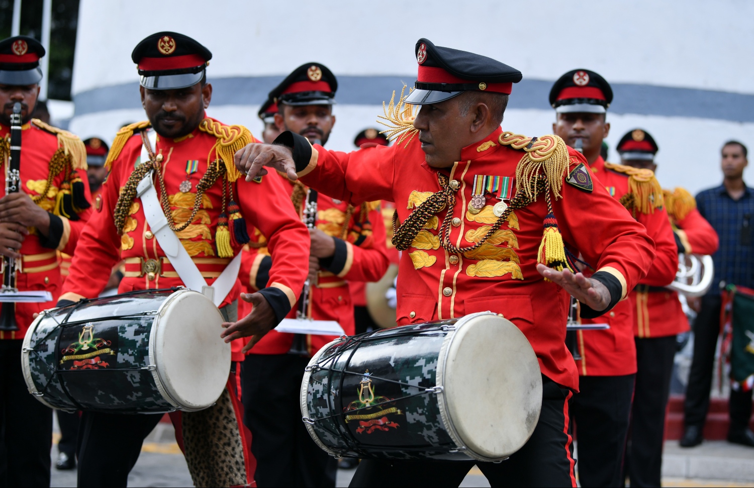 މާލެ: އޭޕްރީލް 19، 2019- ސިފައިންގެ ޚިދުމަތަށް 127 އަހަރު ފުރުމާ ގުޅިގެން ބޭއްވި ސިފައިންގެ ޝަރަފުގެ ހިނގާލުމުގެ ތެރެއިން އެމްއެންޑީއެފްގެ ބޭންޑު.---ފޮޓޯ: ހުސައިން ވަހީދު/މިހާރު