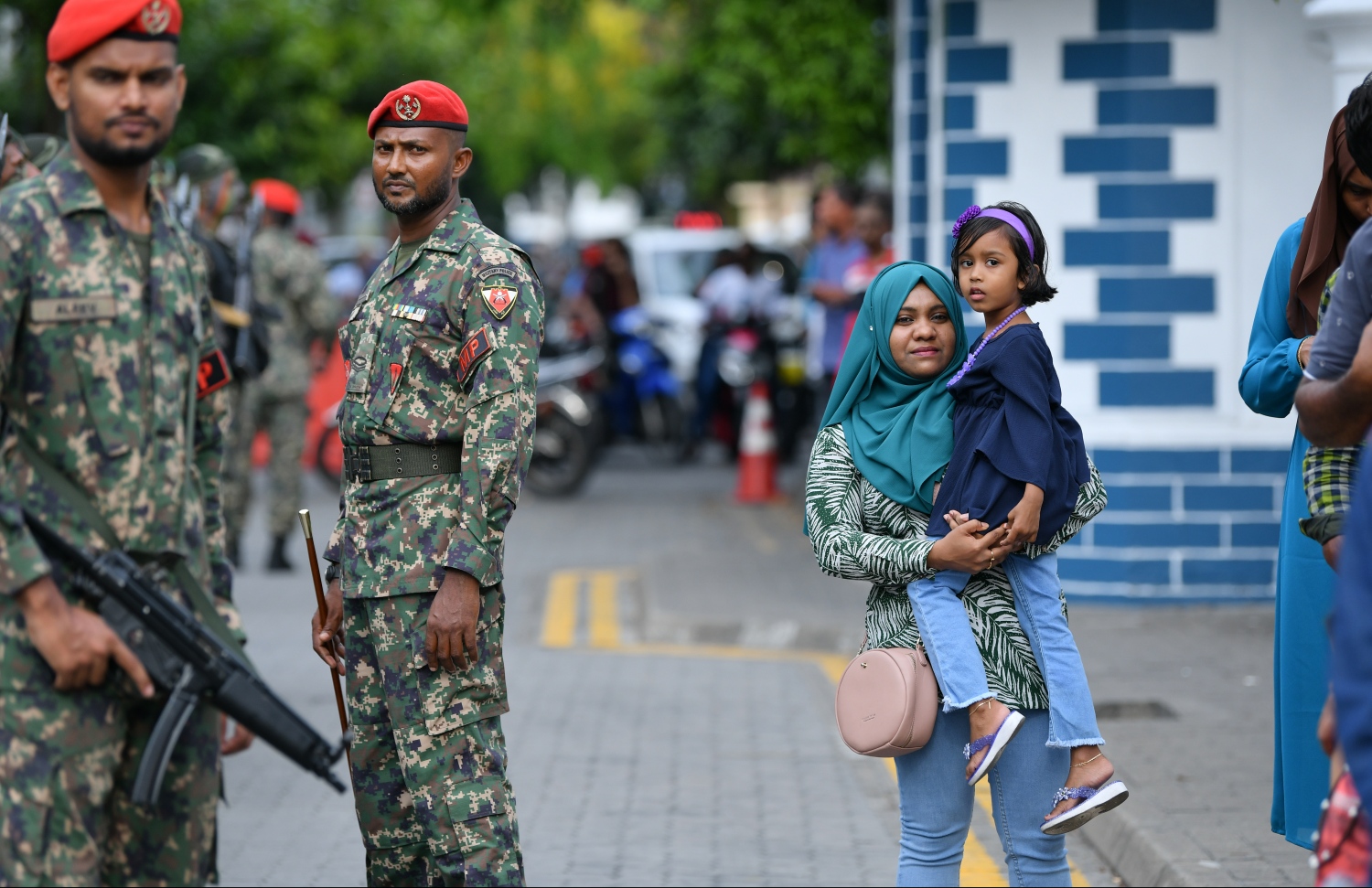 މާލެ: އޭޕްރީލް 19، 2019- ސިފައިންގެ ޚިދުމަތަށް 127 އަހަރު ފުރުމާ ގުޅިގެން ބޭއްވި ސިފައިންގެ ޝަރަފުގެ ހިނގާލުމުގެ ތެރެއިން.---ފޮޓޯ: ހުސައިން ވަހީދު/މިހާރު