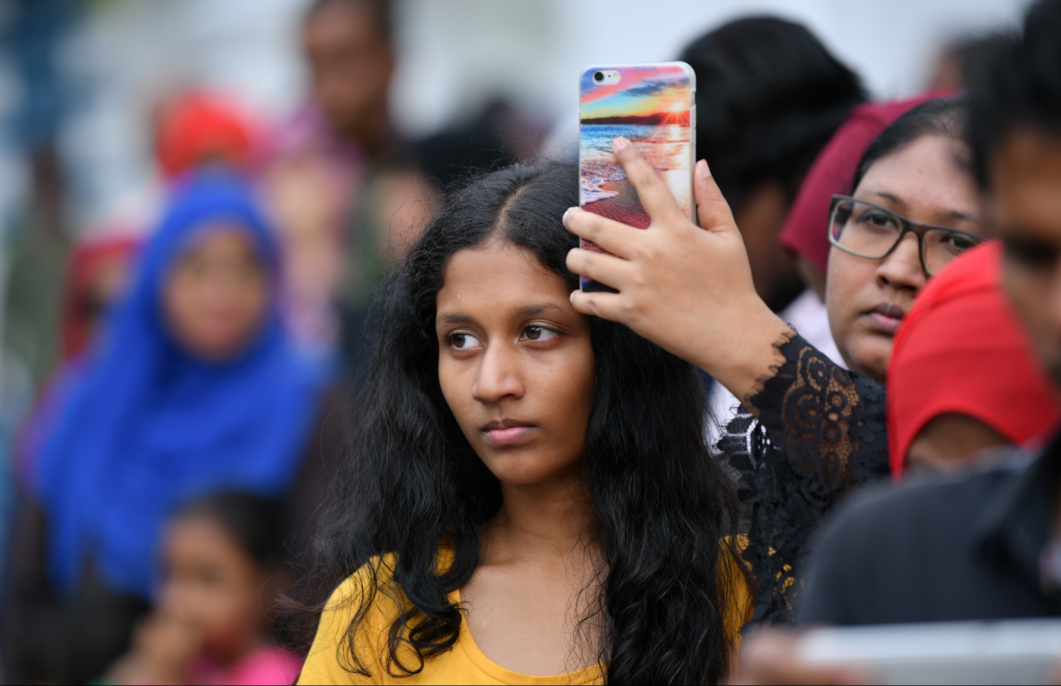 މާލެ: އޭޕްރީލް 19، 2019- ސިފައިންގެ ޚިދުމަތަށް 127 އަހަރު ފުރުމާ ގުޅިގެން ބޭއްވި ސިފައިންގެ ޝަރަފުގެ ހިނގާލުމުގެ ފޮޓޯއެއް މީހަކު ފޯނުން ނަގަނީ.---ފޮޓޯ: ހުސައިން ވަހީދު/މިހާރު