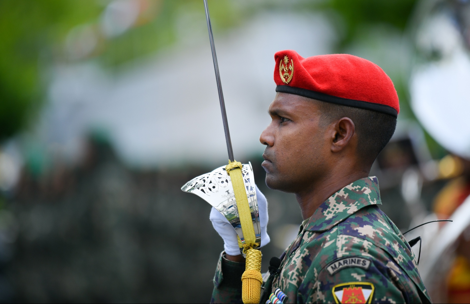 މާލެ: އޭޕްރީލް 19، 2019- ސިފައިންގެ ޚިދުމަތަށް 127 އަހަރު ފުރުމާ ގުޅިގެން ބޭއްވި ސިފައިންގެ ޝަރަފުގެ ހިނގާލުމުގެ ތެރެއިން.---ފޮޓޯ: ހުސައިން ވަހީދު/މިހާރު