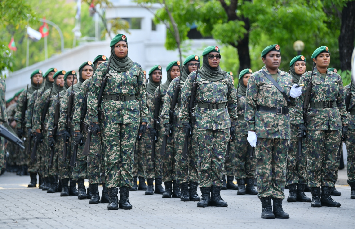 މާލެ: އޭޕްރީލް 19، 2019- ސިފައިންގެ ޚިދުމަތަށް 127 އަހަރު ފުރުމާ ގުޅިގެން ބޭއްވި ސިފައިންގެ ޝަރަފުގެ ހިނގާލުމުގެ ތެރެއިން.---ފޮޓޯ: ހުސައިން ވަހީދު/މިހާރު