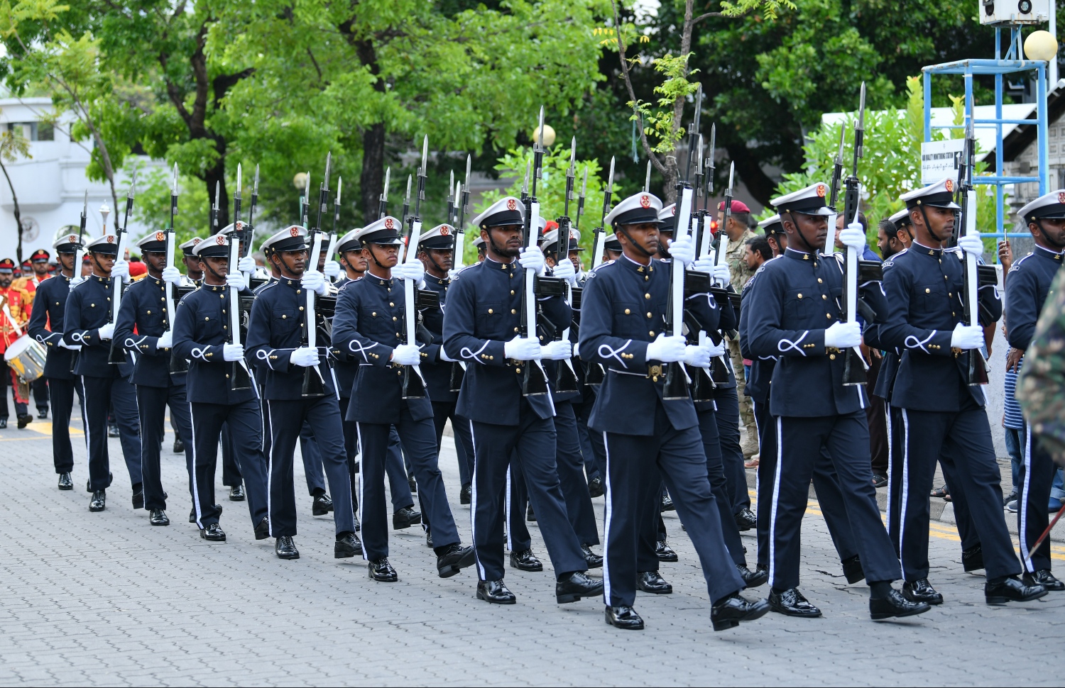 މާލެ: އޭޕްރީލް 19، 2019- ސިފައިންގެ ޚިދުމަތަށް 127 އަހަރު ފުރުމާ ގުޅިގެން ބޭއްވި ސިފައިންގެ ޝަރަފުގެ ހިނގާލުމުގެ ތެރެއިން.---ފޮޓޯ: ހުސައިން ވަހީދު/މިހާރު
