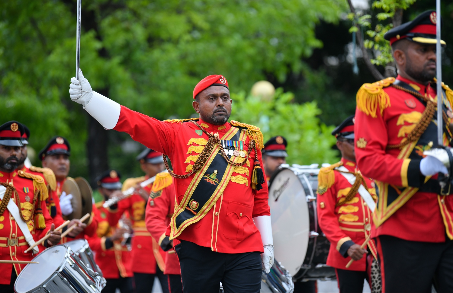 މާލެ: އޭޕްރީލް 19، 2019- ސިފައިންގެ ޚިދުމަތަށް 127 އަހަރު ފުރުމާ ގުޅިގެން ބޭއްވި ސިފައިންގެ ޝަރަފުގެ ހިނގާލުމުގެ ތެރެއިން އެމްއެންޑީއެފްގެ ބޭންޑު.---ފޮޓޯ: ހުސައިން ވަހީދު/މިހާރު