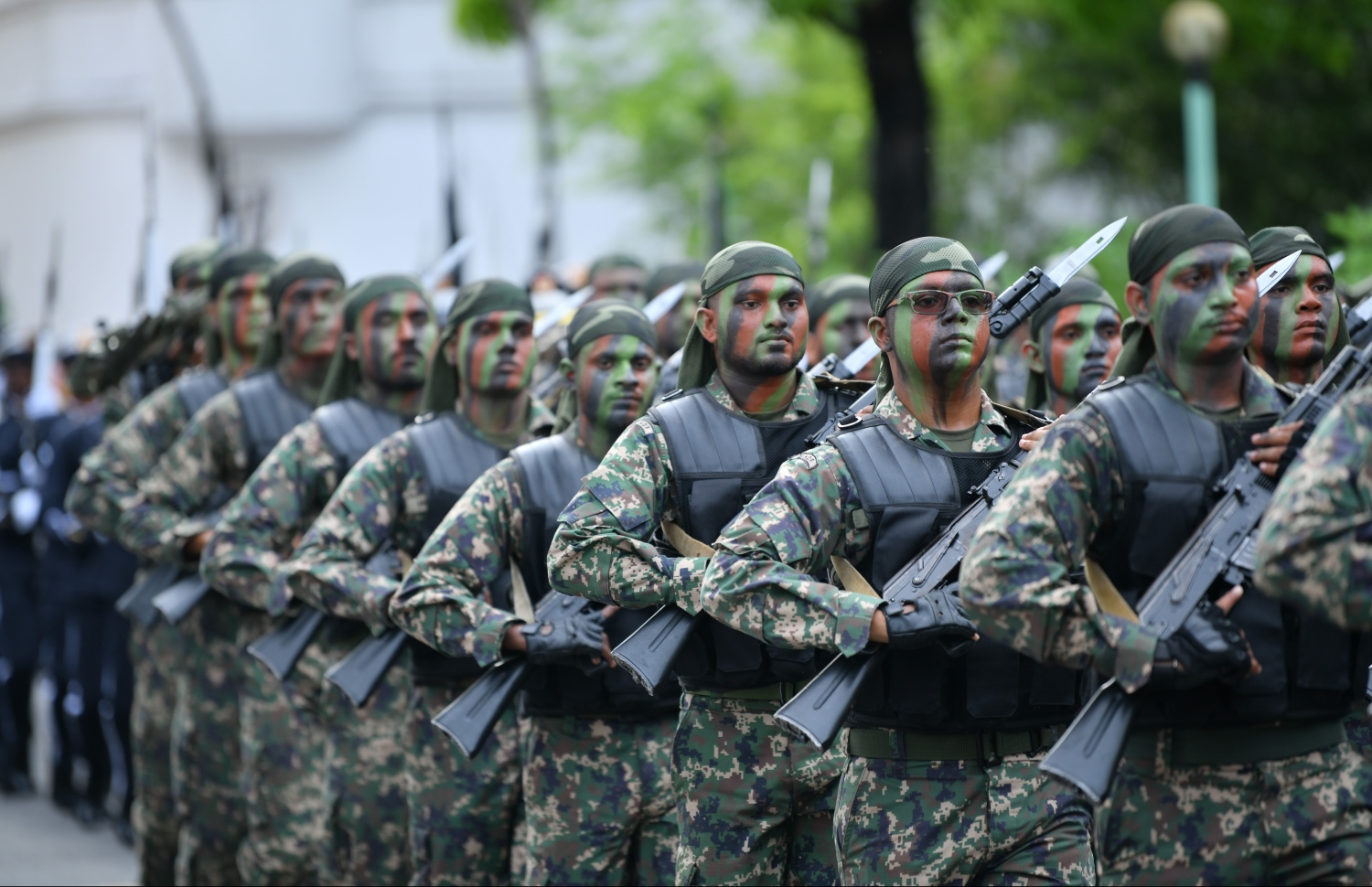 މާލެ: އޭޕްރީލް 19، 2019- ސިފައިންގެ ޚިދުމަތަށް 127 އަހަރު ފުރުމާ ގުޅިގެން ބޭއްވި ސިފައިންގެ ޝަރަފުގެ ހިނގާލުމުގެ ތެރެއިން.---ފޮޓޯ: ހުސައިން ވަހީދު/މިހާރު