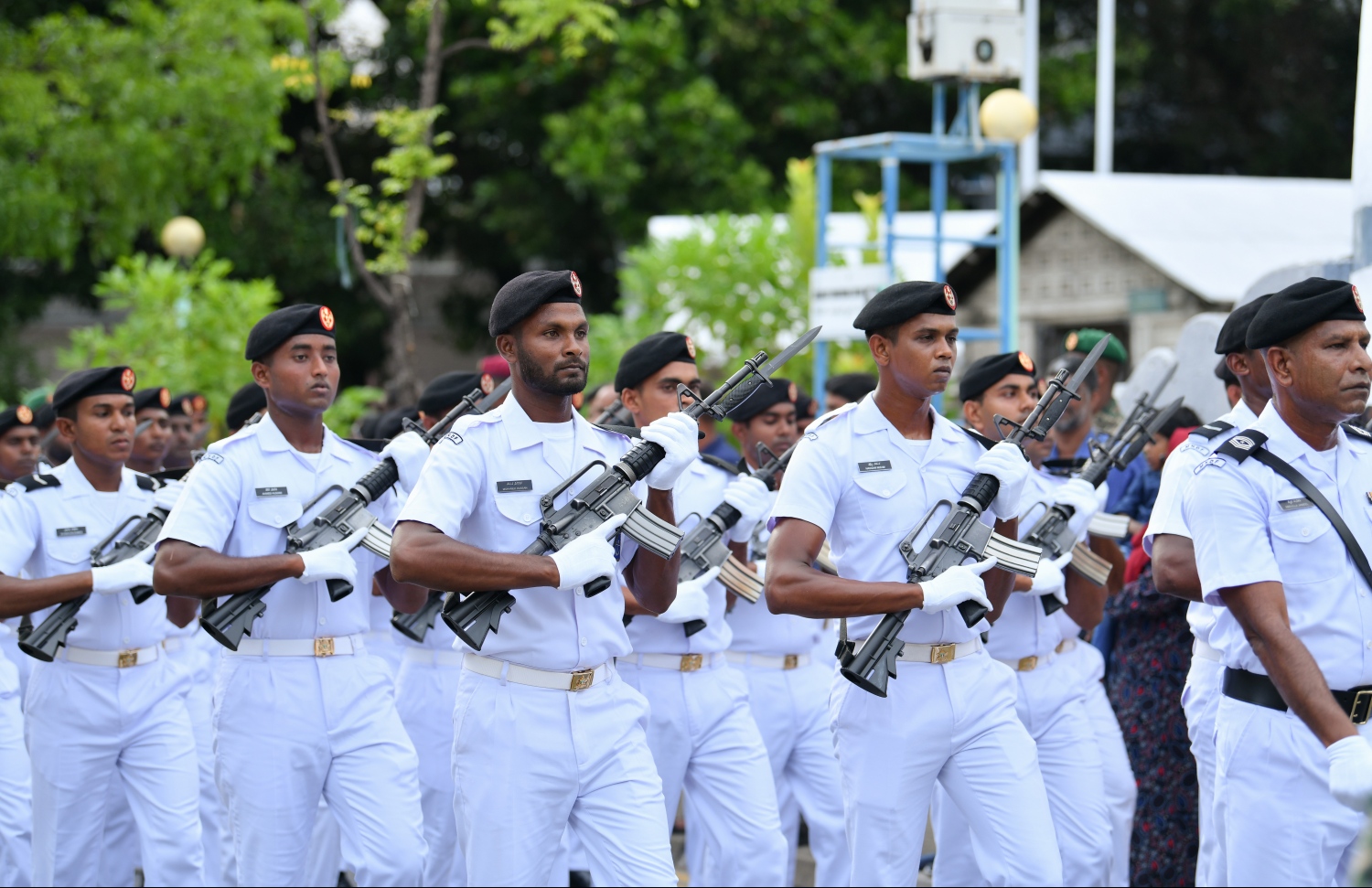 މާލެ: އޭޕްރީލް 19، 2019- ސިފައިންގެ ޚިދުމަތަށް 127 އަހަރު ފުރުމާ ގުޅިގެން ބޭއްވި ސިފައިންގެ ޝަރަފުގެ ހިނގާލުމުގެ ތެރެއިން.---ފޮޓޯ: ހުސައިން ވަހީދު/މިހާރު