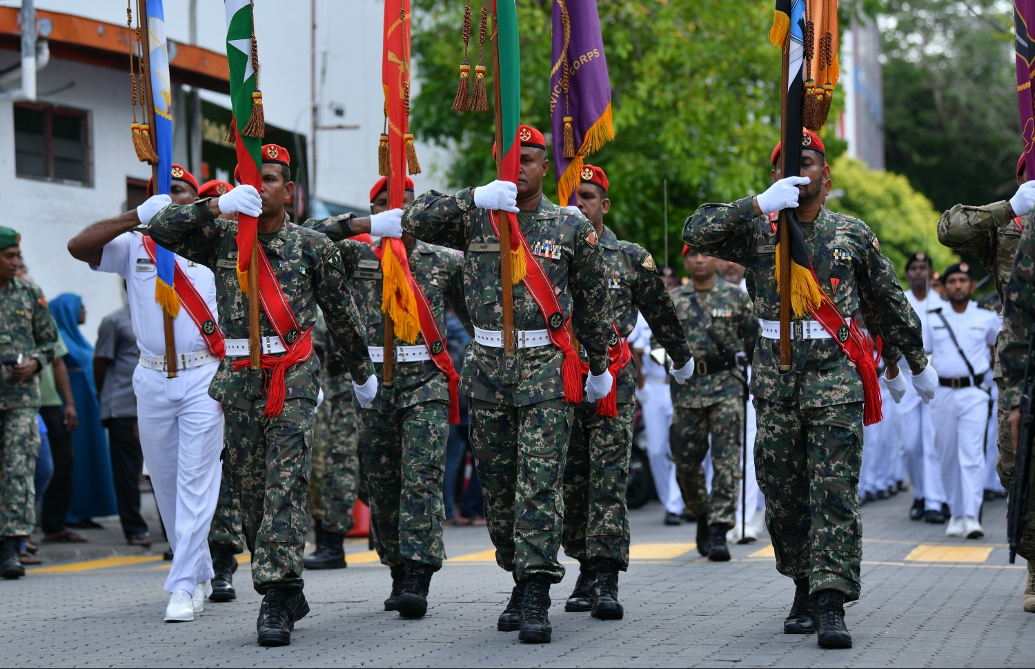 މާލެ: އޭޕްރީލް 19، 2019- ސިފައިންގެ ޚިދުމަތަށް 127 އަހަރު ފުރުމާ ގުޅިގެން ބޭއްވި ސިފައިންގެ ޝަރަފުގެ ހިނގާލުމުގެ ތެރެއިން.---ފޮޓޯ: ހުސައިން ވަހީދު/މިހާރު