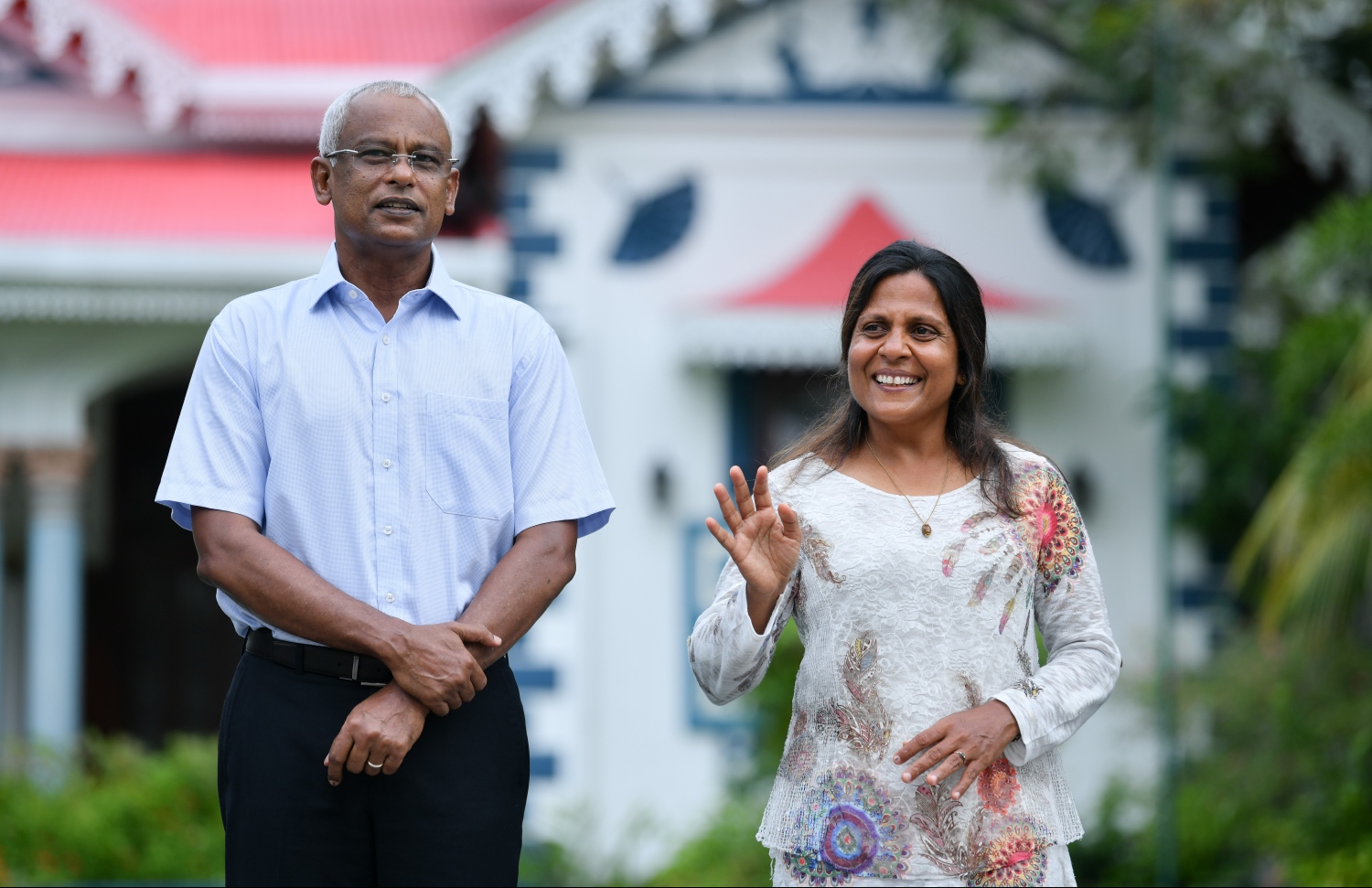 މާލެ: އޭޕްރީލް 19، 2019- ސިފައިންގެ ޚިދުމަތަށް 127 އަހަރު ފުރުމާ ގުޅިގެން ބޭއްވި ސިފައިންގެ ޝަރަފުގެ ހިނގާލުން ރައީސް އަދި ސިފައިންގެ އެންމެ މަތީވެރިޔާ އިބްރާހިމް މުހައްމަދު ސޯލިހާއި އަނބިކަނބަލުން ފަސްޓް ލޭޑީ ފަޒްނާ އަހުމަދު ބައްލަވާލައްވަނީ.---ފޮޓޯ: ހުސައިން ވަހީދު/މިހާރު