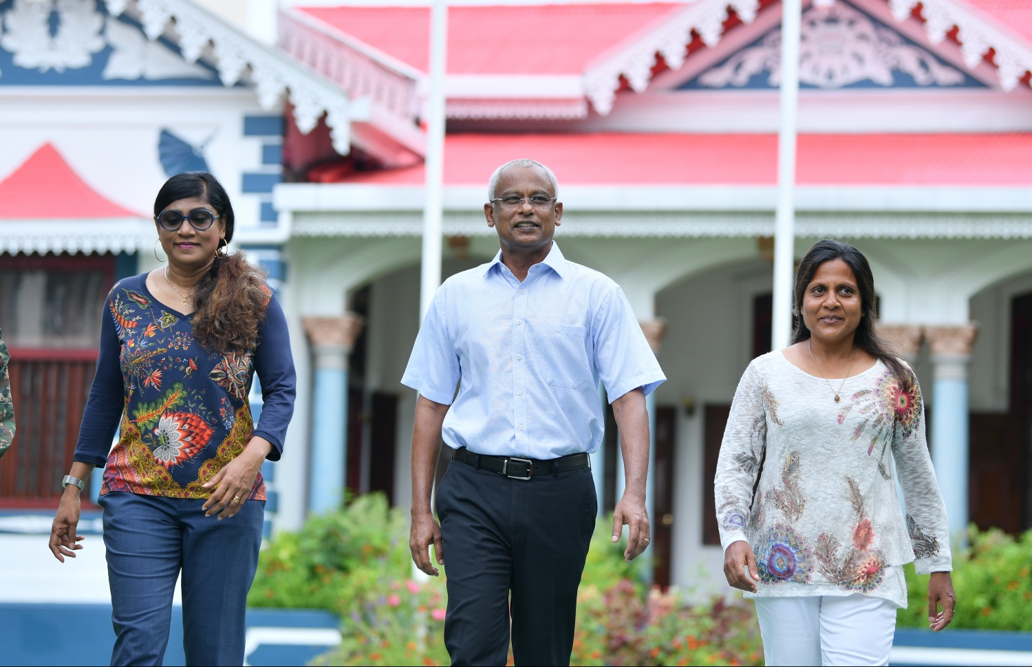 މާލެ: އޭޕްރީލް 19، 2019- ސިފައިންގެ ޚިދުމަތަށް 127 އަހަރު ފުރުމާ ގުޅިގެން ބޭއްވި ސިފައިންގެ ޝަރަފުގެ ހިނގާލުން ބައްލަވާލެއްވުމަށް ރައީސް އިބްރާހިމް މުހައްމަދު ސޯލިހްގެ ދެކަނބަލުންނާއި ޑިފެންސް މިނިސްޓަރު މާރިޔާ އަހުމަދު ދީދީ މުލީއާގޭގެ މައި ގޭޓު ކައިރި އަށް ވަޑައިގަންނަވަނީ.---ފޮޓޯ: ހުސައިން ވަހީދު/މިހާރު