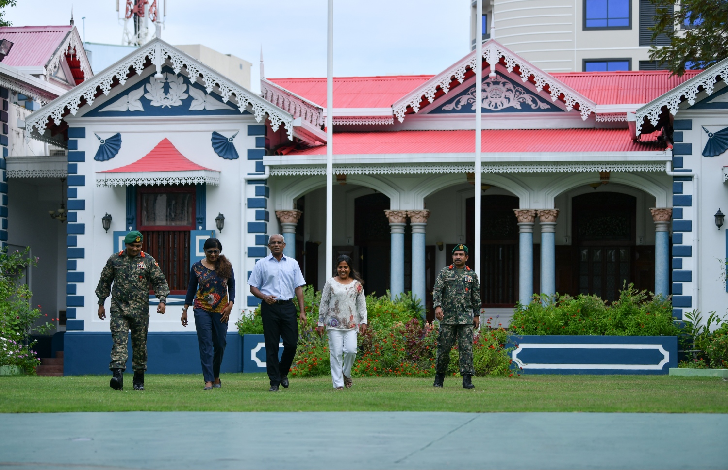 މާލެ: އޭޕްރީލް 19، 2019- ސިފައިންގެ ޚިދުމަތަށް 127 އަހަރު ފުރުމާ ގުޅިގެން ބޭއްވި ސިފައިންގެ ޝަރަފުގެ ހިނގާލުން ބައްލަވާލެއްވުމަށް ރައީސް އިބްރާހިމް މުހައްމަދު ސޯލިހްގެ ދެކަނބަލުންނާއި ޑިފެންސް މިނިސްޓަރު މާރިޔާ އާއި ޗީފް އޮފް ޑިފެންސް ފޯސް މޭޖަ ޖެނެރަލް ޝަމާލް އަދި ވައިސް ޗީފް އަބްދުއްރަހީމް މުލީއާގޭގެ މައި ގޭޓު ކައިރި އަށް ވަޑައިގަންނަވަނީ.---ފޮޓޯ: ހުސައިން ވަހީދު/މިހާރު