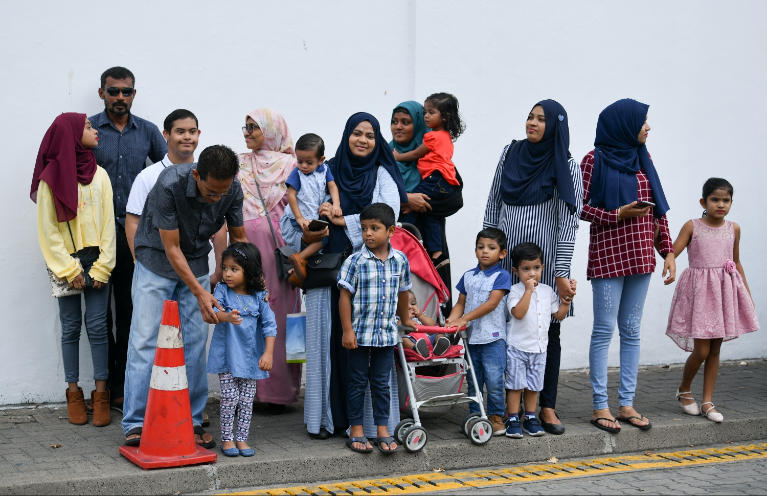 މާލެ: އޭޕްރީލް 19، 2019- ސިފައިންގެ ޚިދުމަތަށް 127 އަހަރު ފުރުމާ ގުޅިގެން ބޭއްވި ސިފައިންގެ ޝަރަފުގެ ހިނގާލުން ބެލުމަށް އެއްވި ބަޔަކު ޕޭވްމަންޓު މަތީގައި މަޑުކޮށްލައިގެން.---ފޮޓޯ: ހުސައިން ވަހީދު/މިހާރު