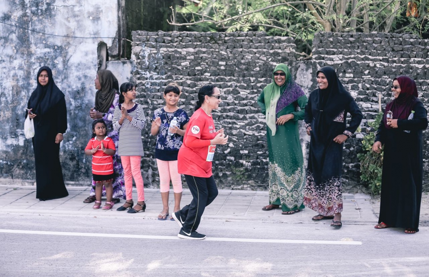 ޓީއެފްޖީން ލާމު އަތޮޅުގައި ބޭއްވި ދުވުމުގައި މަރިޔަމް ވަހީދާ ދުވާއިރު، މަގުމަތީގައި ތިބި މީހުން ހިތްވަރުދެނީ.--  ފޮޓޯ: އިބްރާހިމް އުޝާފަތު