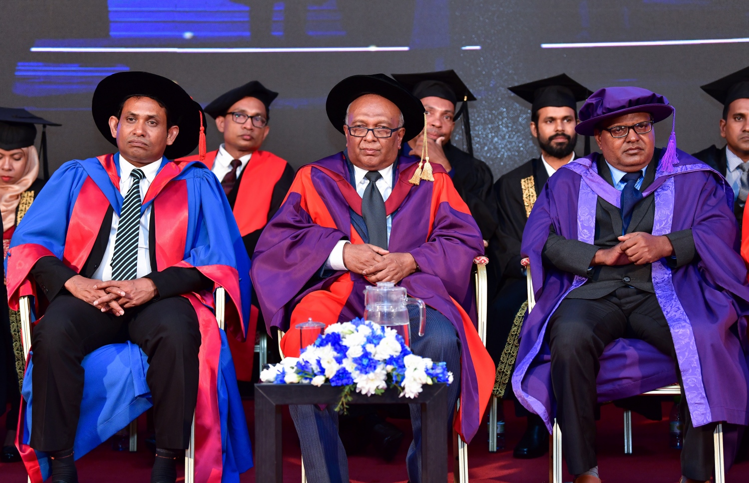 މާލެ- އޭޕްރީލް 20، 2019- ވިލާ ކޮލެޖުގެ މިދިޔަ އަހަރުގެ ދަސްވެނިވުމުގެ ރަސްމިއްޔާތުގައި އެ ކޮލެޖުގެ ރެކްޓާ ޑރ. އަންވަރުގެ އިތުރުން ބައެއް އިސްވެރިން ބައިވެރިވެވަޑައިގަންނަވަނީ.--- ފޮޓޯ: ނިޝާން އަލީ/މިހާރު