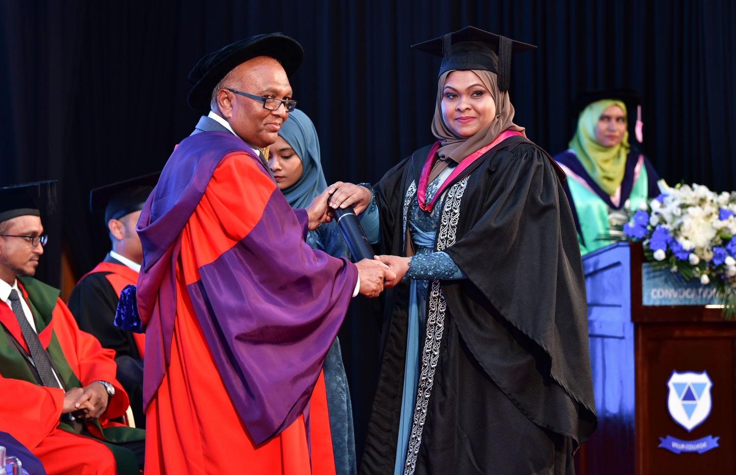 މާލެ- އޭޕްރީލް 20، 2019- ވިލާ ކޮލެޖުން މިދިޔަ އަހަރު ދަސްވެނިވުނު ދަރިވަރަކާ ޕްރޮފެސަރަކު ސަލާމް ކުރައްވަނީ.---ފޮޓޯ: ނިޝާން އަލީ/މިހާރު