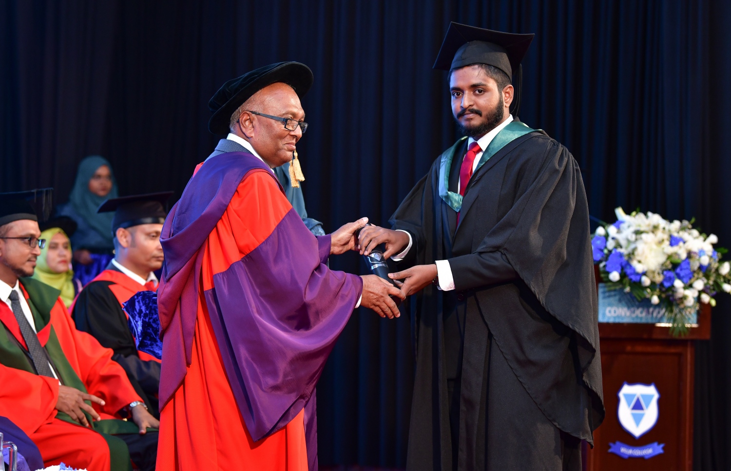 މާލެ- އޭޕްރީލް 20، 2019- ވިލާ ކޮލެޖުން މިދިޔަ އަހަރު ދަސްވެނިވުނު ދަރިވަރަކާ ޕްރޮފެސަރަކު ސަލާމް ކުރައްވަނީ.---ފޮޓޯ: ނިޝާން އަލީ/މިހާރު