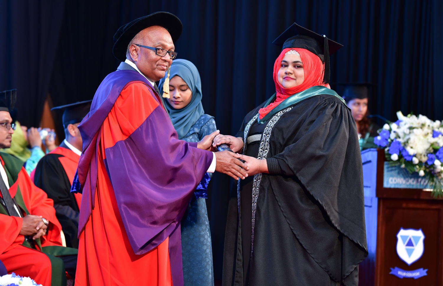 މާލެ- އޭޕްރީލް 20، 2019- ވިލާ ކޮލެޖުން މިދިޔަ އަހަރު ދަސްވެނިވުނު ދަރިވަރަކަށް، އެ ކޮލެޖުގެ ރެކްޓަ އަހުމަދު އަންވަރު ސަނަދު ދެއްވަނީ.---ފޮޓޯ: ނިޝާން އަލީ/މިހާރު