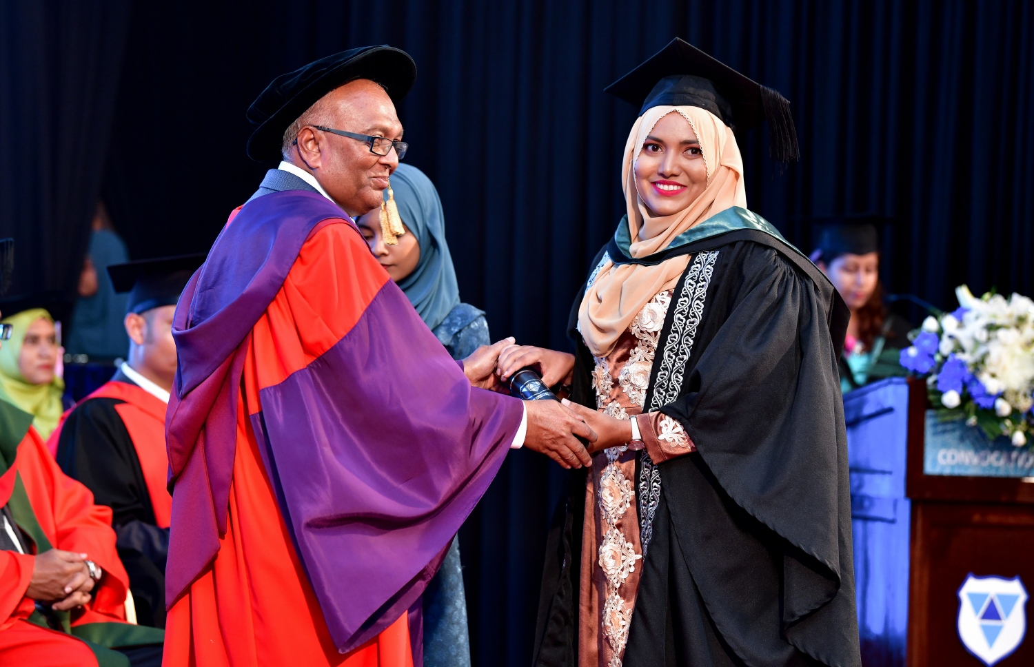 މާލެ- އޭޕްރީލް 20، 2019- ވިލާ ކޮލެޖުން މިދިޔަ އަހަރު ދަސްވެނިވުނު ދަރިވަރަކަށް، އެ ކޮލެޖުގެ ރެކްޓަ އަހުމަދު އަންވަރު ސަނަދު ދެއްވަނީ.---ފޮޓޯ: ނިޝާން އަލީ/މިހާރު