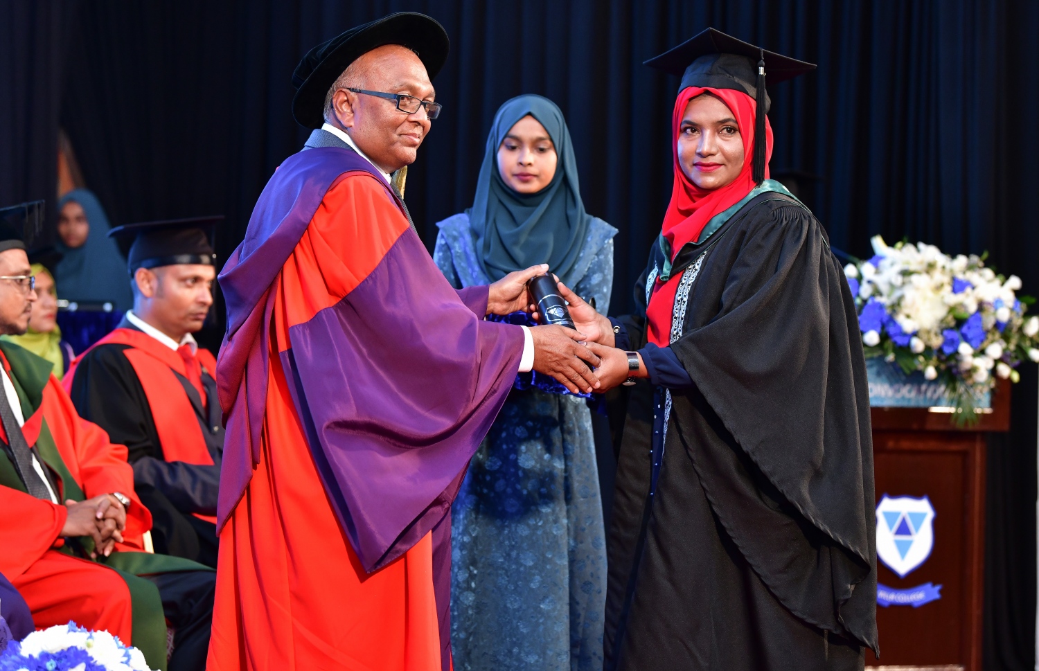 މާލެ- އޭޕްރީލް 20، 2019- ވިލާ ކޮލެޖުން މިދިޔަ އަހަރު ދަސްވެނިވުނު ދަރިވަރަކަށް، އެ ކޮލެޖުގެ ރެކްޓަ އަހުމަދު އަންވަރު ސަނަދު ދެއްވަނީ.---ފޮޓޯ: ނިޝާން އަލީ/މިހާރު