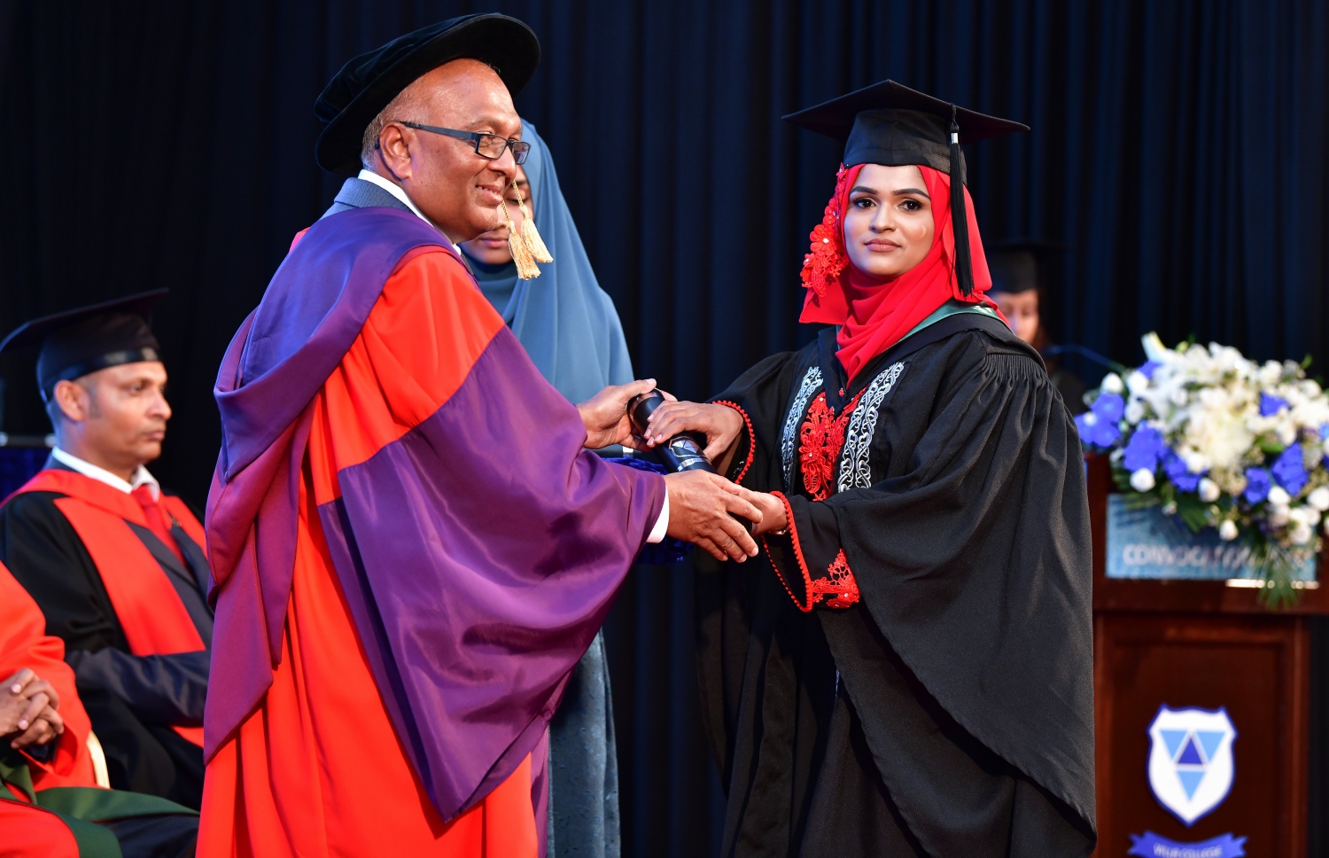 މާލެ- އޭޕްރީލް 20، 2019- ވިލާ ކޮލެޖުން މިދިޔަ އަހަރު ދަސްވެނިވުނު ދަރިވަރަކަށް، އެ ކޮލެޖުގެ ރެކްޓަ އަހުމަދު އަންވަރު ސަނަދު ދެއްވަނީ.---ފޮޓޯ: ނިޝާން އަލީ/މިހާރު