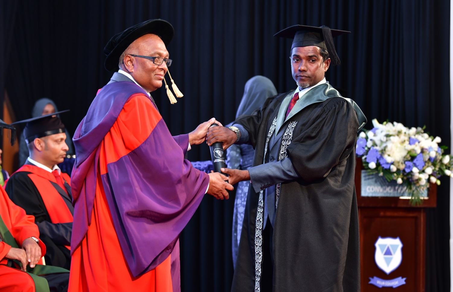 މާލެ- އޭޕްރީލް 20، 2019- ވިލާ ކޮލެޖުން މިދިޔަ އަހަރު ދަސްވެނިވުނު ދަރިވަރަކަށް، އެ ކޮލެޖުގެ ރެކްޓަ އަހުމަދު އަންވަރު ސަނަދު ދެއްވަނީ.---ފޮޓޯ: ނިޝާން އަލީ/މިހާރު