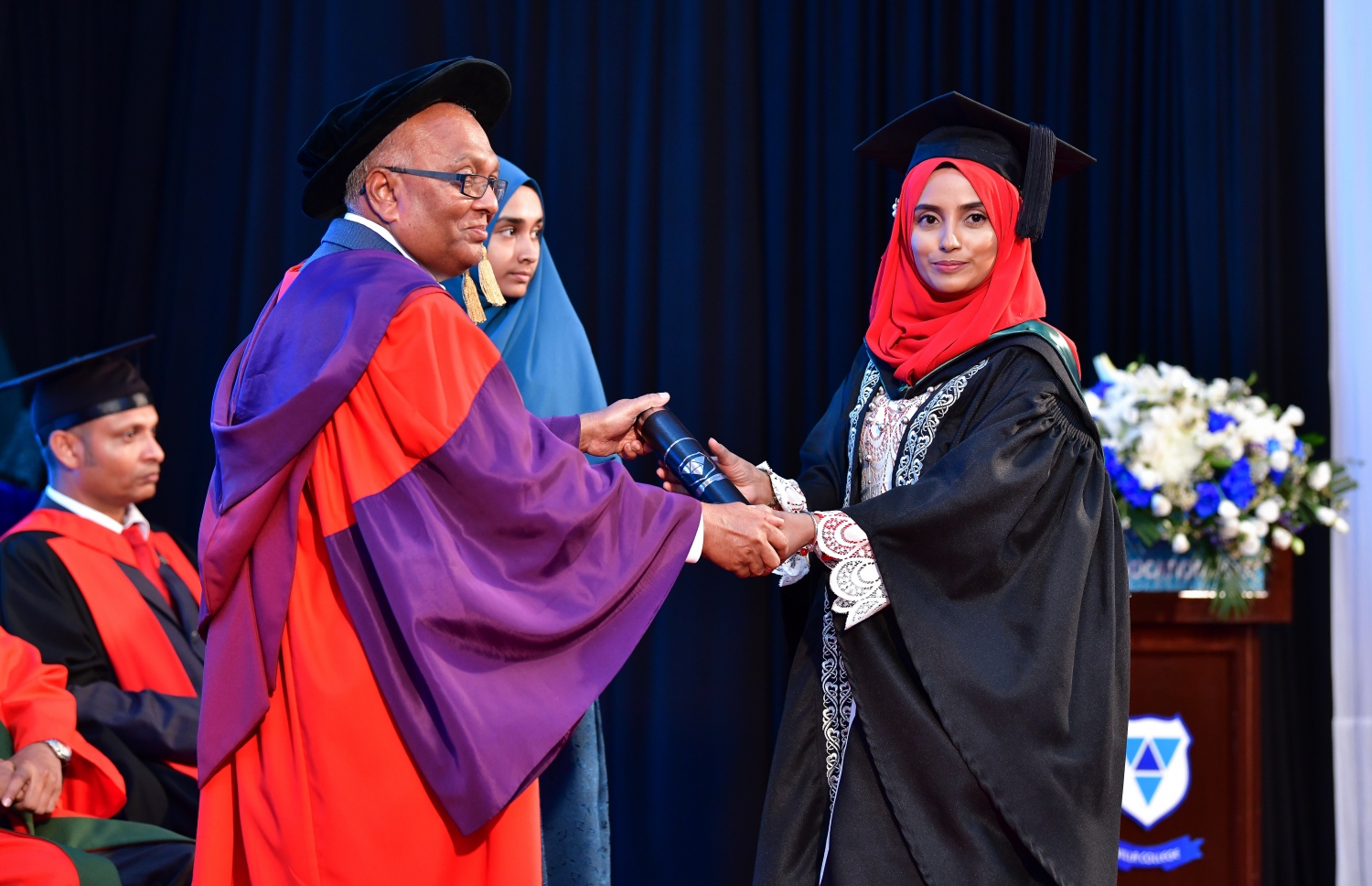 މާލެ- އޭޕްރީލް 20، 2019- ވިލާ ކޮލެޖުން މިދިޔަ އަހަރު ދަސްވެނިވުނު ދަރިވަރަކަށް، އެ ކޮލެޖުގެ ރެކްޓަ އަހުމަދު އަންވަރު ސަނަދު ދެއްވަނީ.---ފޮޓޯ: ނިޝާން އަލީ/މިހާރު