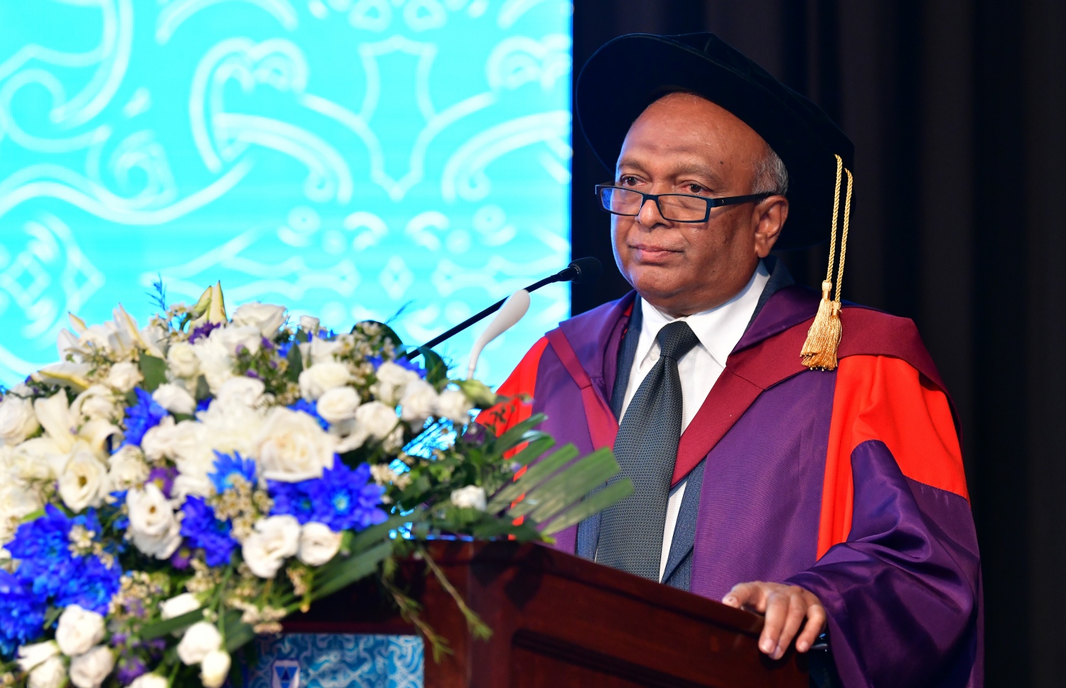 މާލެ- އޭޕްރީލް 20، 2019- ވިލާ ކޮލެޖުން މިދިޔަ އަހަރު ދަސްވެނިވުމުގެ ރަސްމިއްޔާތުގައި އެ ކޮލެޖުގެ ރެކްޓަ އަންވަރު ވާހަކަ ދައްކަވަނީ.---ފޮޓޯ: ނިޝާން އަލީ/މިހާރު