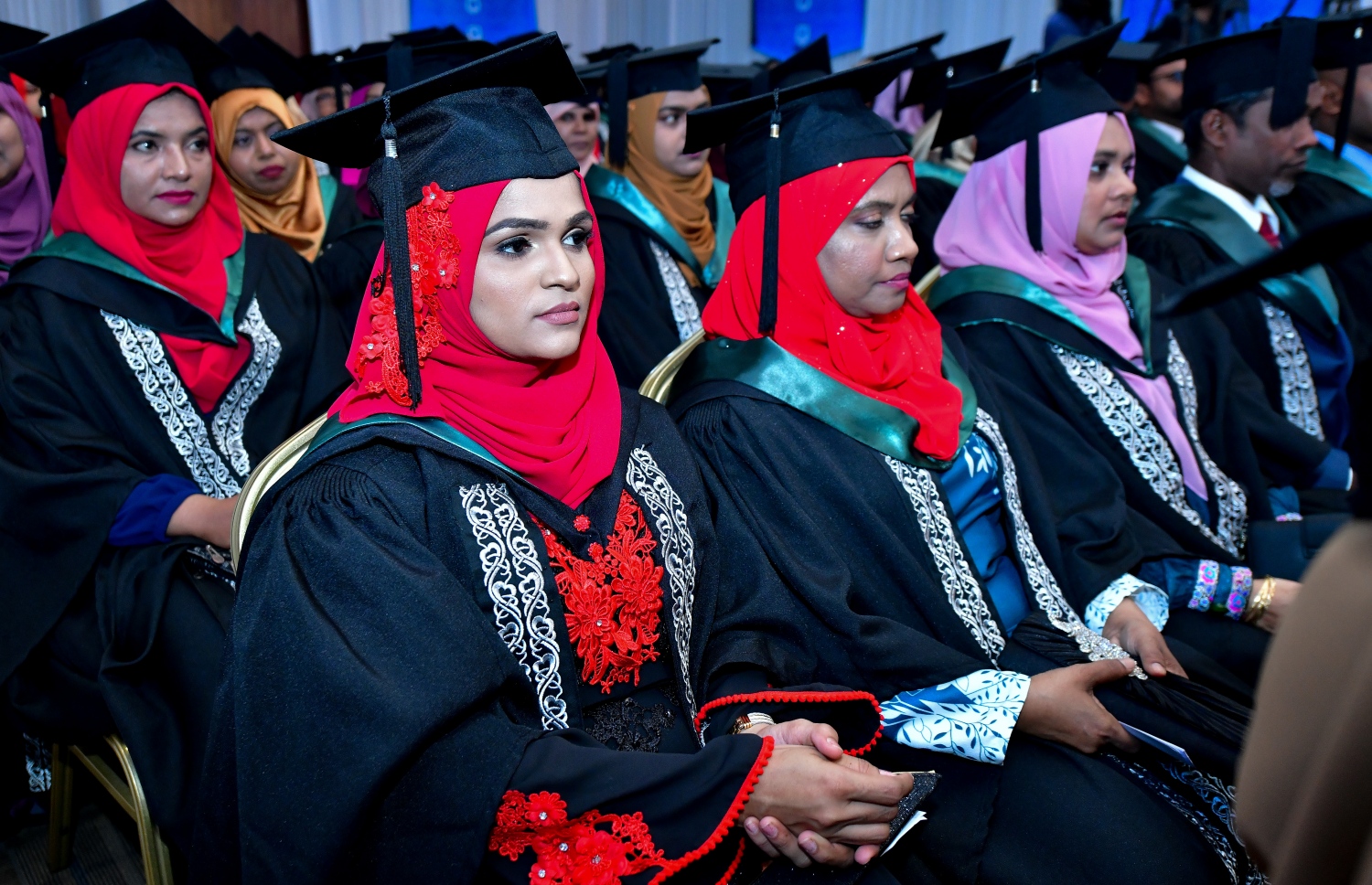 މާލެ- އޭޕްރިލް 20، 2019- ވިލާ ކޮލެޖުގެ މިދިޔަ އަހަރު ދަސްވެނިވުނު ބައެއް ދަރިވަރުން: ދަރުބާރުގޭގައި ބޭއްވި އެ ކޮލެޖުގެ ދަސްވެނިވުމުގެ މި ރަސްމިއްޔާތުގައި، 300 އަށް ވުރެ ގިނަ ދަރިވަރުން ދަސްވެނިވެ، ސަނަދު ހާސިލްކުރި.---ފޮޓޯ: ނިޝާން އަލީ/މިހާރު