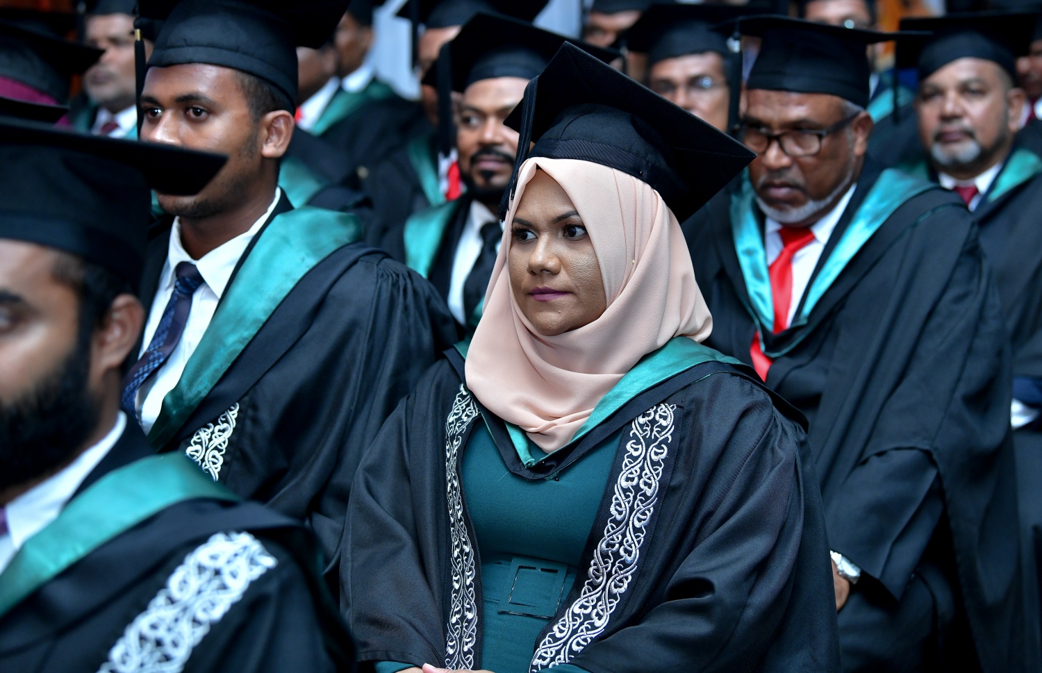 މާލެ- އޭޕްރީލް 20، 2019- ވިލާ ކޮލެޖުގެ މިދިޔަ އަހަރު ދަސްވެނިވުނު ބައެއް ދަރިވަރުން: ދަރުބާރުގޭގައި ބޭއްވި އެ ކޮލެޖުގެ ދަސްވެނިވުމުގެ މި ރަސްމިއްޔާތުގައި، 300 އަށް ވުރެ ގިނަ ދަރިވަރުން ދަސްވެނިވެ، ސަނަދު ހާސިލްކުރި.---ފޮޓޯ: ނިޝާން އަލީ/މިހާރު