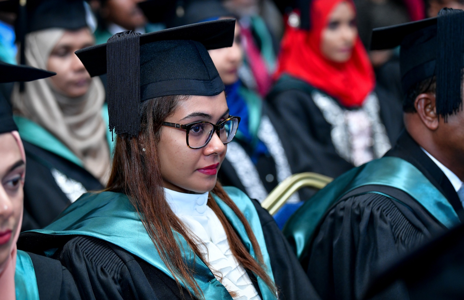 މާލެ- އޭޕްރިލް 20، 2019- ވިލާ ކޮލެޖުގެ މިދިޔަ އަހަރު ދަސްވެނިވުނު ބައެއް ދަރިވަރުން: ދަރުބާރުގޭގައި ބޭއްވި އެ ކޮލެޖުގެ ދަސްވެނިވުމުގެ މި ރަސްމިއްޔާތުގައި، 300 އަށް ވުރެ ގިނަ ދަރިވަރުން ދަސްވެނިވެ، ސަނަދު ހާސިލްކުރި.---ފޮޓޯ: ނިޝާން އަލީ/މިހާރު