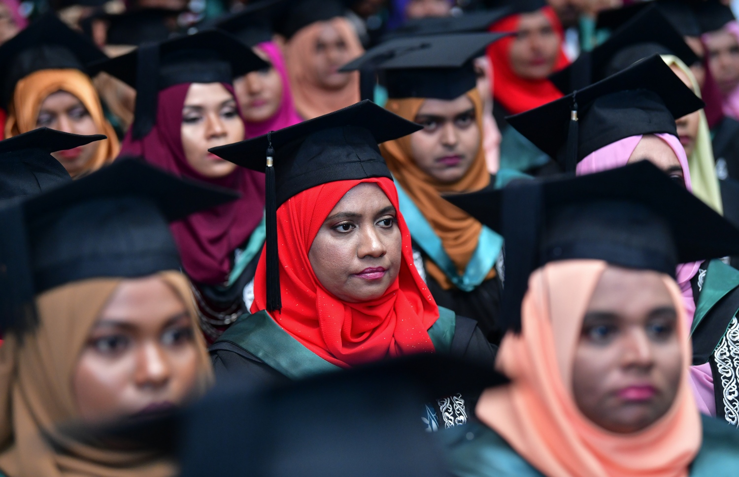 މާލެ- އޭޕްރިލް 20، 2019- ވިލާ ކޮލެޖުގެ މިދިޔަ އަހަރު ދަސްވެނިވުނު ބައެއް ދަރިވަރުން: ދަރުބާރުގޭގައި ބޭއްވި އެ ކޮލެޖުގެ ދަސްވެނިވުމުގެ މި ރަސްމިއްޔާތުގައި، 300 އަށް ވުރެ ގިނަ ދަރިވަރުން ދަސްވެނިވެ، ސަނަދު ހާސިލްކުރި.---ފޮޓޯ: ނިޝާން އަލީ/މިހާރު