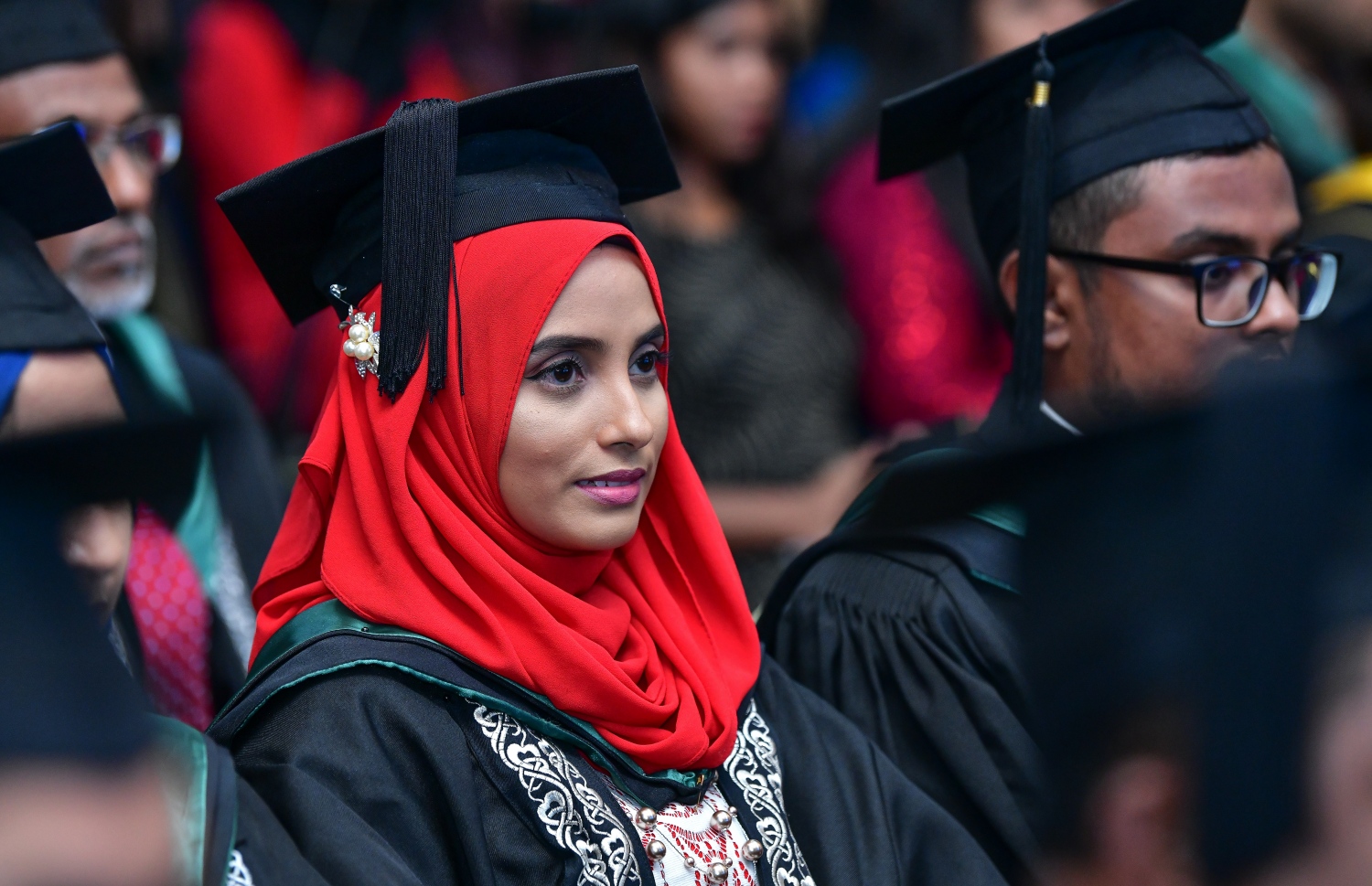 މާލެ- އޭޕްރިލް 20، 2019- ވިލާ ކޮލެޖުގެ މިދިޔަ އަހަރު ދަސްވެނިވުނު ބައެއް ދަރިވަރުން: ދަރުބާރުގޭގައި ބޭއްވި އެ ކޮލެޖުގެ ދަސްވެނިވުމުގެ މި ރަސްމިއްޔާތުގައި، 300 އަށް ވުރެ ގިނަ ދަރިވަރުން ދަސްވެނިވެ، ސަނަދު ހާސިލްކުރި.---ފޮޓޯ: ނިޝާން އަލީ/މިހާރު