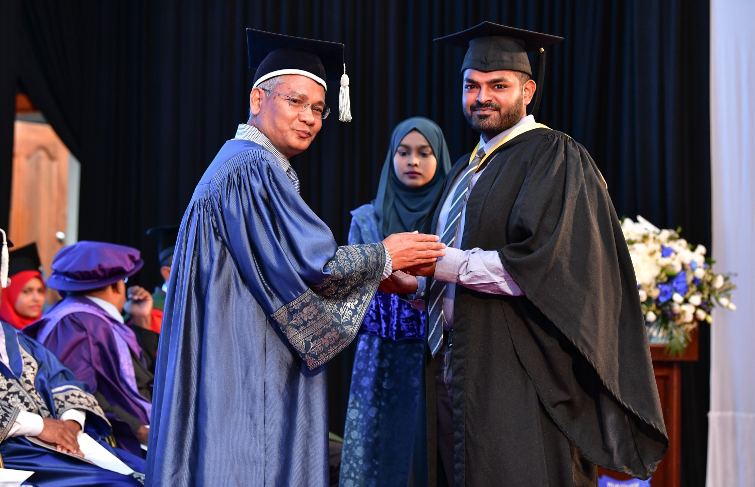 މާލެ- އޭޕްރީލް 20، 2019- ވިލާ ކޮލެޖުން މިދިޔަ އަހަރު ދަސްވެނިވުނު ދަރިވަރަކާ ޕްރޮފެސަރަކު ސަލާމް ކުރައްވަނީ.---ފޮޓޯ: ނިޝާން އަލީ/މިހާރު