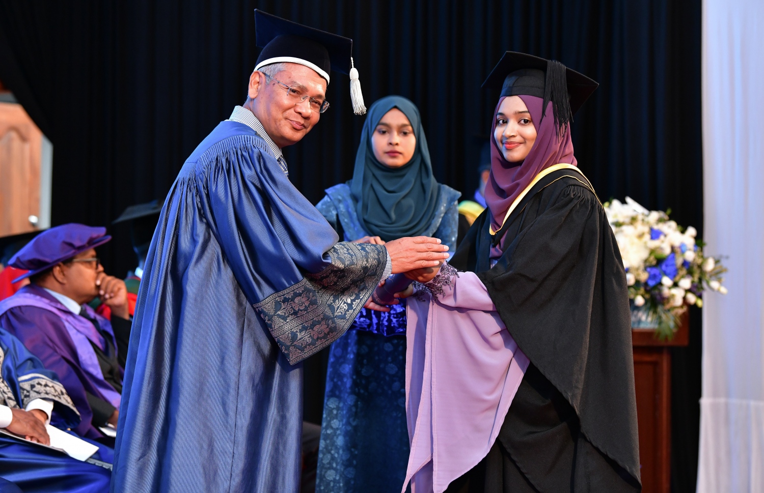 މާލެ- އޭޕްރީލް 20، 2019- ވިލާ ކޮލެޖުން މިދިޔަ އަހަރު ދަސްވެނިވުނު ދަރިވަރަކާ ޕްރޮފެސަރަކު ސަލާމް ކުރައްވަނީ.---ފޮޓޯ: ނިޝާން އަލީ/މިހާރު