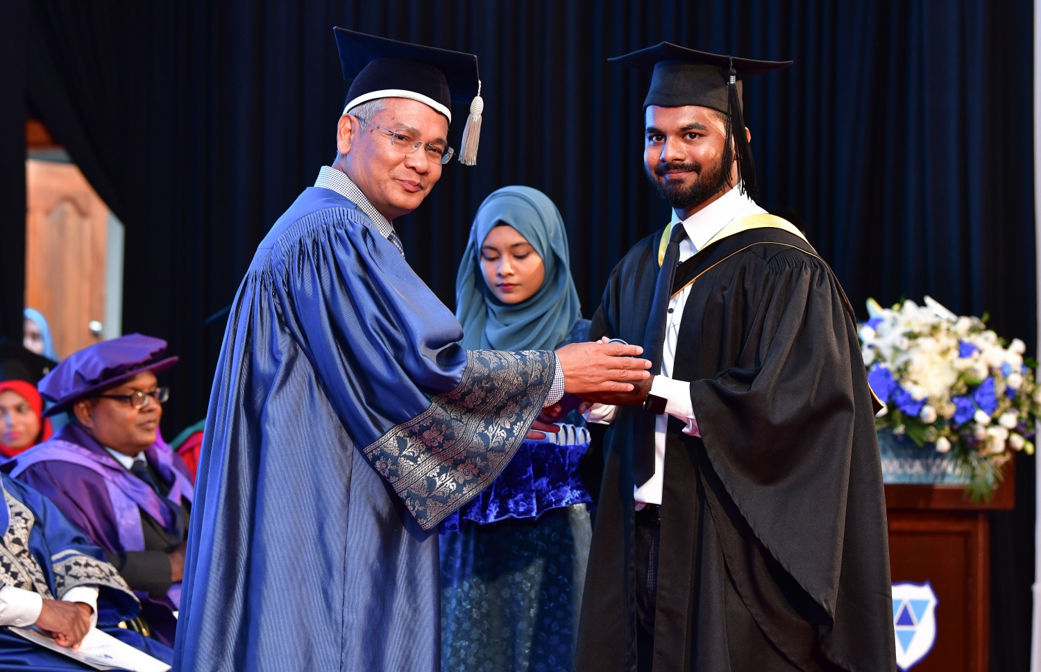 މާލެ- އޭޕްރީލް 20، 2019- ވިލާ ކޮލެޖުން މިދިޔަ އަހަރު ދަސްވެނިވުނު ދަރިވަރަކާ ޕްރޮފެސަރަކު ސަލާމް ކުރައްވަނީ.---ފޮޓޯ: ނިޝާން އަލީ/މިހާރު