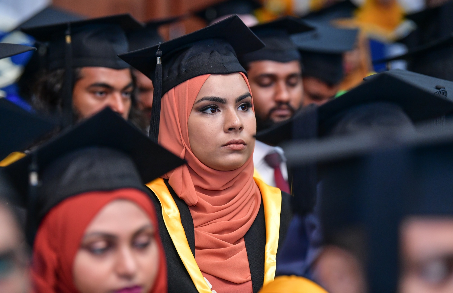 މާލެ- އޭޕްރީލް 20، 2019- ވިލާ ކޮލެޖުގެ މިދިޔަ އަހަރު ދަސްވެނިވުނު ބައެއް ދަރިވަރުން: ދަރުބާރުގޭގައި ބޭއްވި އެ ކޮލެޖުގެ ދަސްވެނިވުމުގެ މި ރަސްމިއްޔާތުގައި، 300 އަށް ވުރެ ގިނަ ދަރިވަރުން ދަސްވެނިވެ، ސަނަދު ހާސިލްކުރި.---ފޮޓޯ: ނިޝާން އަލީ/މިހާރު