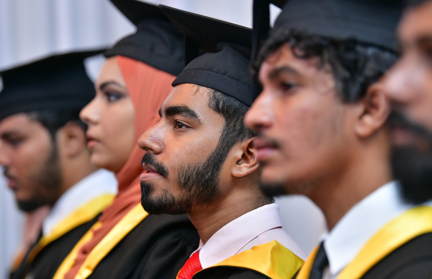 މާލެ- އޭޕްރިލް 20، 2019- ވިލާ ކޮލެޖުގެ މިދިޔަ އަހަރު ދަސްވެނިވުނު ބައެއް ދަރިވަރުން: ދަރުބާރުގޭގައި ބޭއްވި އެ ކޮލެޖުގެ ދަސްވެނިވުމުގެ މި ރަސްމިއްޔާތުގައި، 300 އަށް ވުރެ ގިނަ ދަރިވަރުން ދަސްވެނިވެ، ސަނަދު ހާސިލްކުރި.---ފޮޓޯ: ނިޝާން އަލީ/މިހާރު