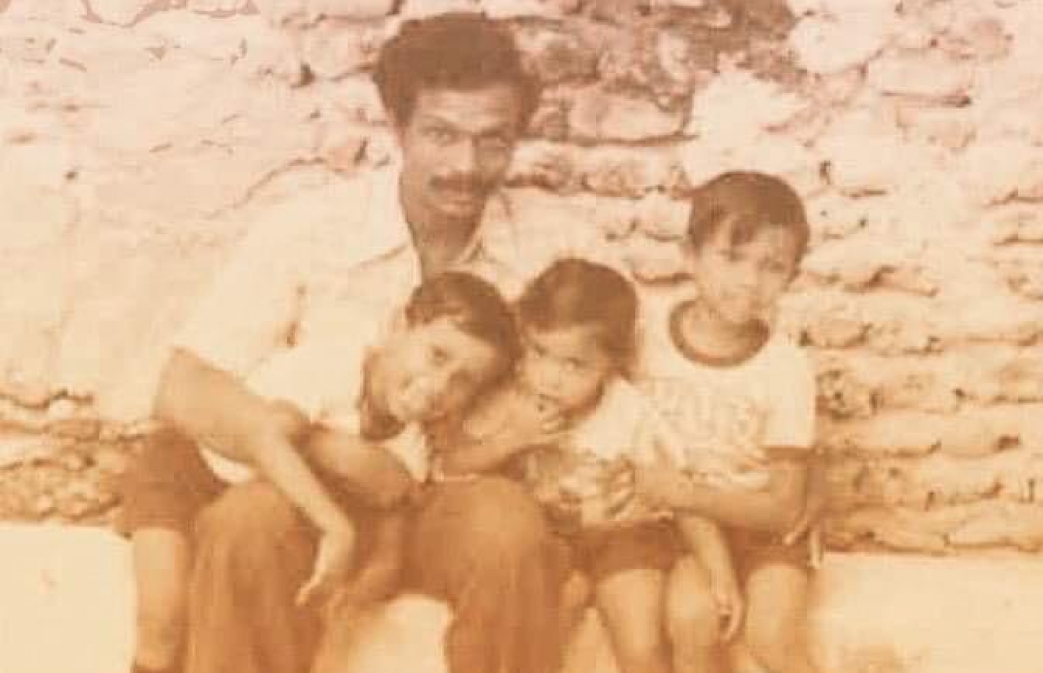 އަލީ ޝަރީފް އޭނާގެ ތިން ބޭފުޅުންނާ އެކު