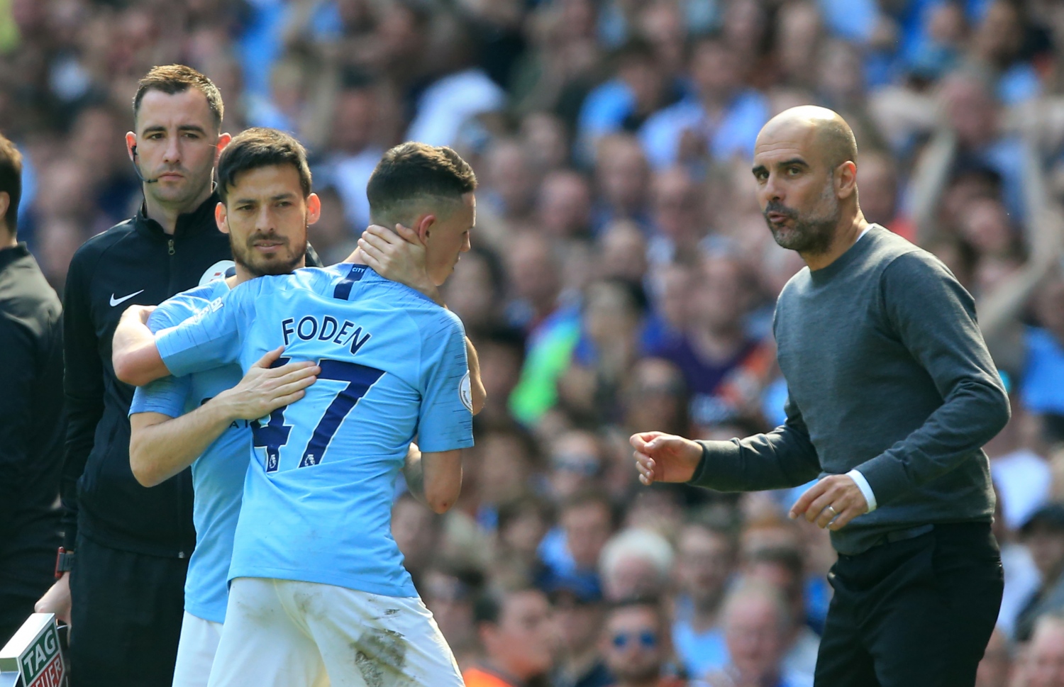 ގާޑިއޯލާ (ކ) ސިޓީގެ ކުޅުންތެރިންނަށް އިރުޝާދު ދެނީ. --ފޮޓޯ: އޭއެފްޕީ