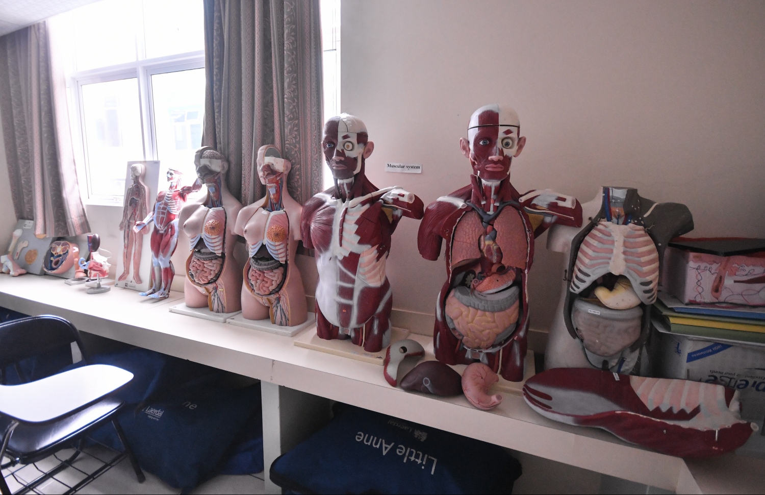 މެޑިކަލް ކޮލެޖުގެ ދަރިވަރުން ކިޔަވަން ބޭނުންކުރާ ބައެއް ސާމާނު --ފޮޓޯ: ހުސެއިން ވަހީދު/ މިހާރު