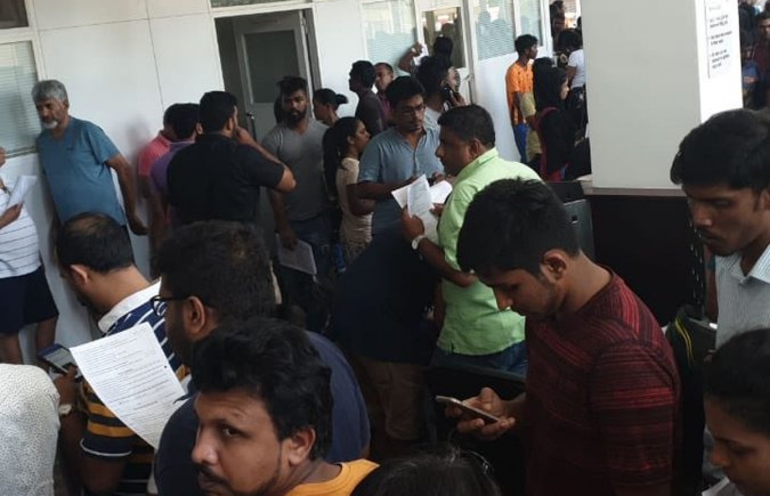 ޒަހަމްވި މީހުންނަށް ލޭ ދޭން ލަންކާގެ އާންމުން ހޮސްޕިޓަލެއްގައި ކިއޫ ހަދާފައި