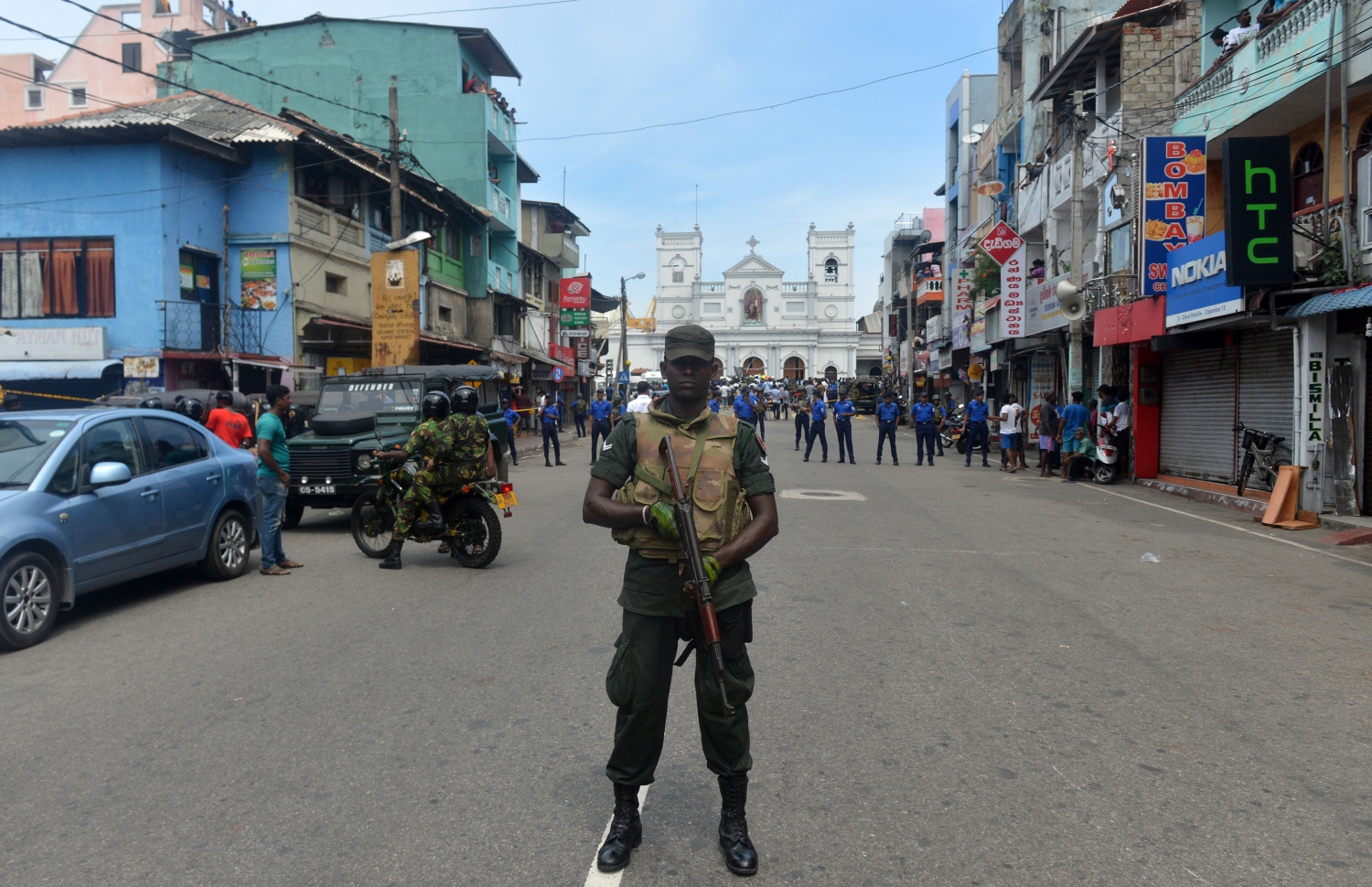 ކޮލަމްބޯގެ ފައްޅިއެއްގެ ބޭރުގައި ސިފައިން ސަލާމަތީ ކަންކަން ބަލަހައްޓަނީ. --ފޮޓޯ:އޭއެފްޕީ