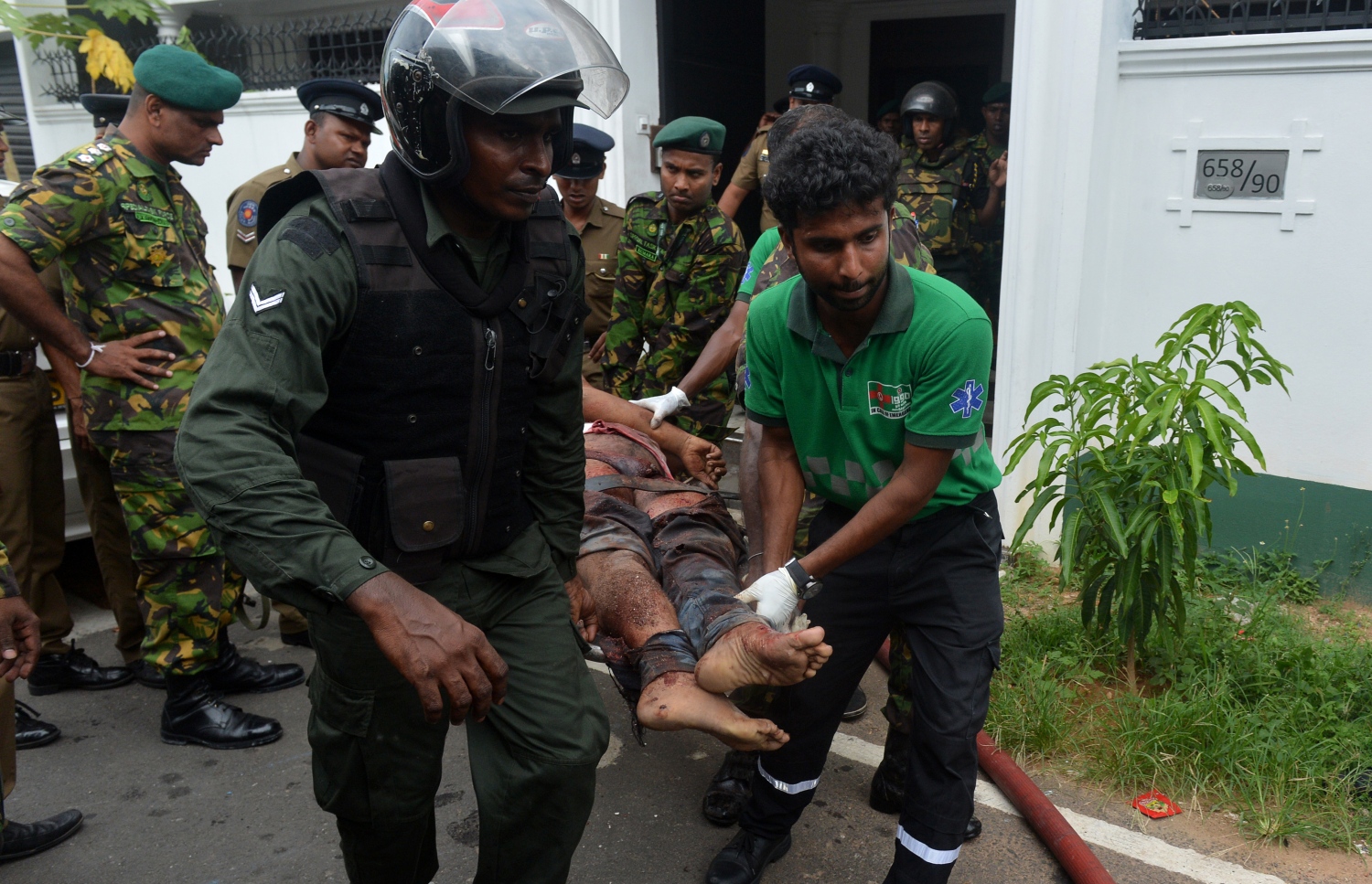 ލަންކާގައި ދިން ޓެރަރިސްޓް ހަމަލާގައި ޒަހަމްވި މީހަކު ހޮސްޕިޓަލަށް ގެންދަނީ. 