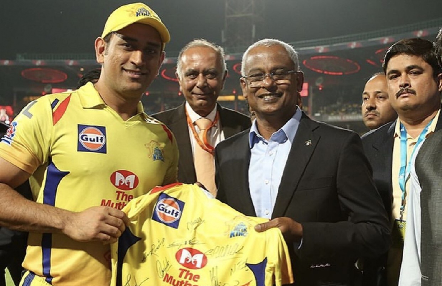 ޗެންނާއީ ސުޕަ ކިންގްސްގެ ކެޕްޓަން މަހިންދްރަ ސިންގަ ދޯނީ (ވ) ރައީސް އިބްރާހިމް މުހައްމަދު ސޯލިހަށް ރަމްޒީ ޖާޒީއެއް ހަދިޔާކުރަނީ.